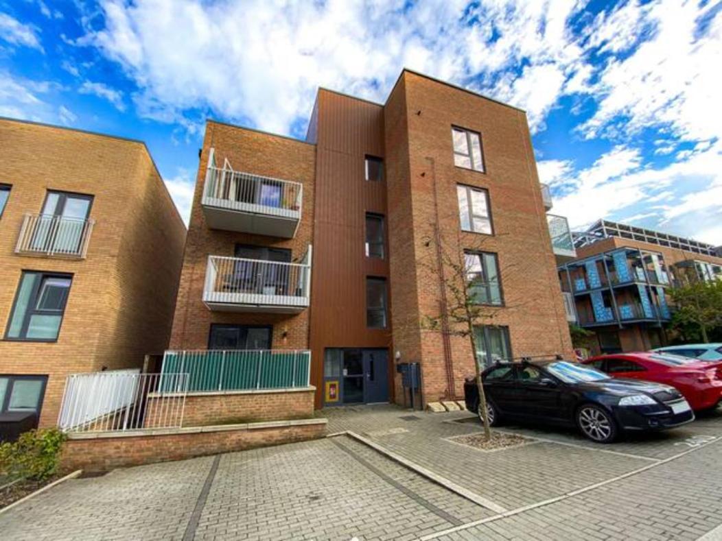 Luxury Campbell Park Apartments: Mk Balcony Apartment