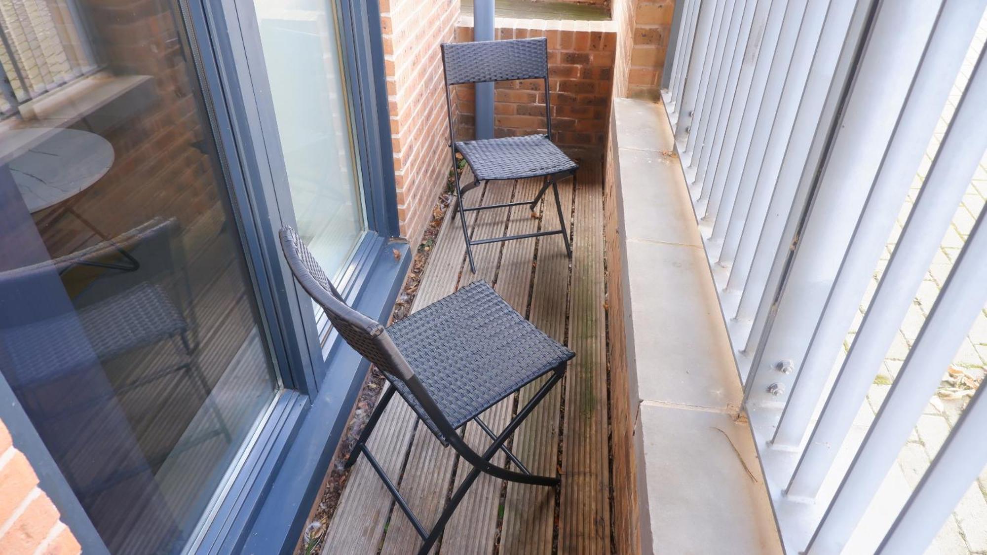 Apartment Urban Oasis: Stylish 2-bedroom With Patio Near City Centre Milton Keynes
