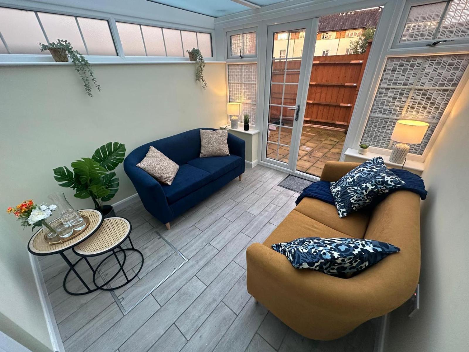 Stylish Townhouse-central Location-great Discoun S * Milton Keynes