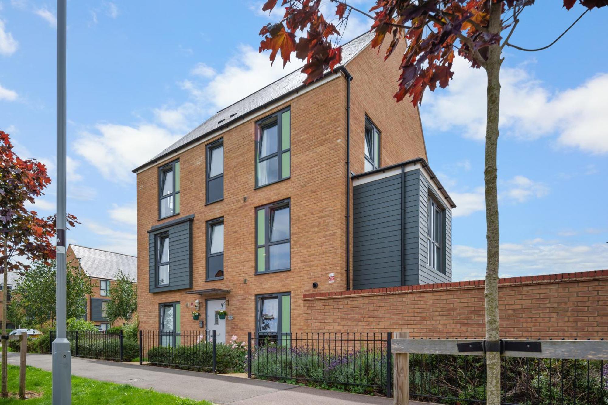 Elegant 4-double Bedroom Townhouse, Great For Holidays, Professionals And Contractors -the Perfect Away From Guest house