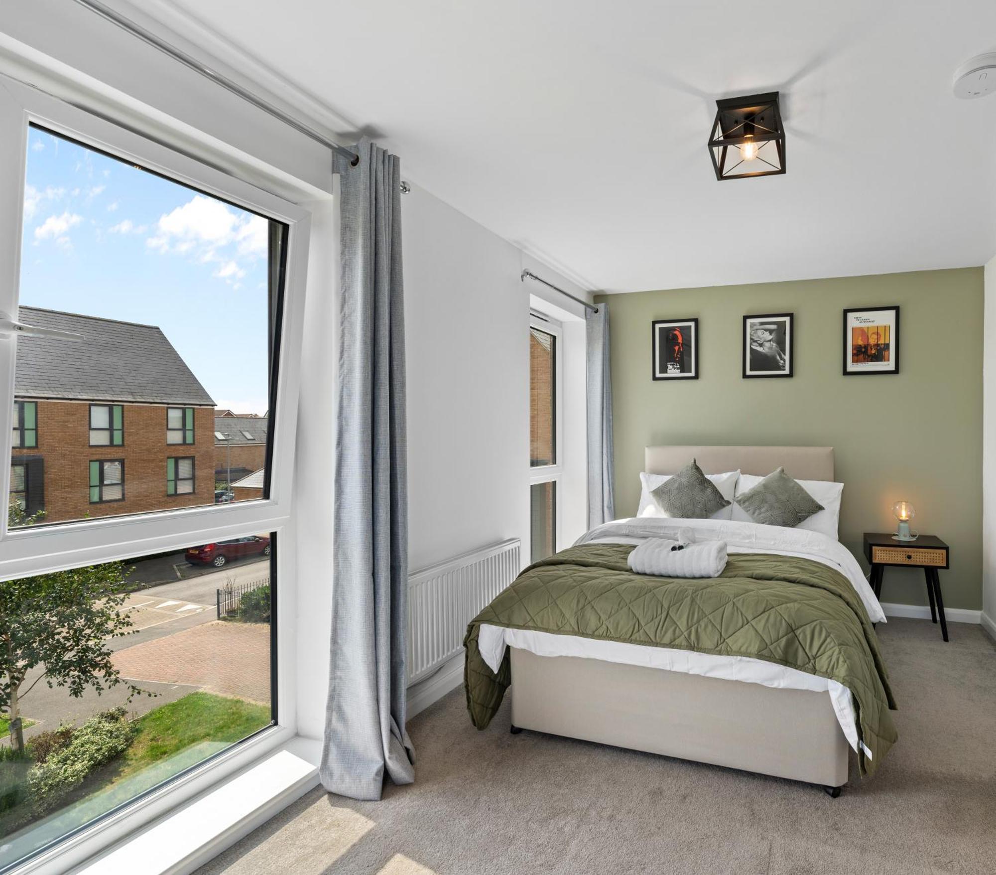 Elegant 4-double Bedroom Townhouse, Great For Holidays, Professionals And Contractors -the Perfect Away From Guest house