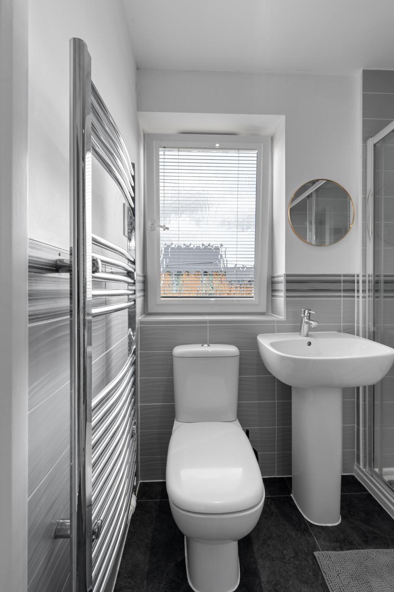 Elegant 4-double Bedroom Townhouse, Great For Holidays, Professionals And Contractors -the Perfect Away From *