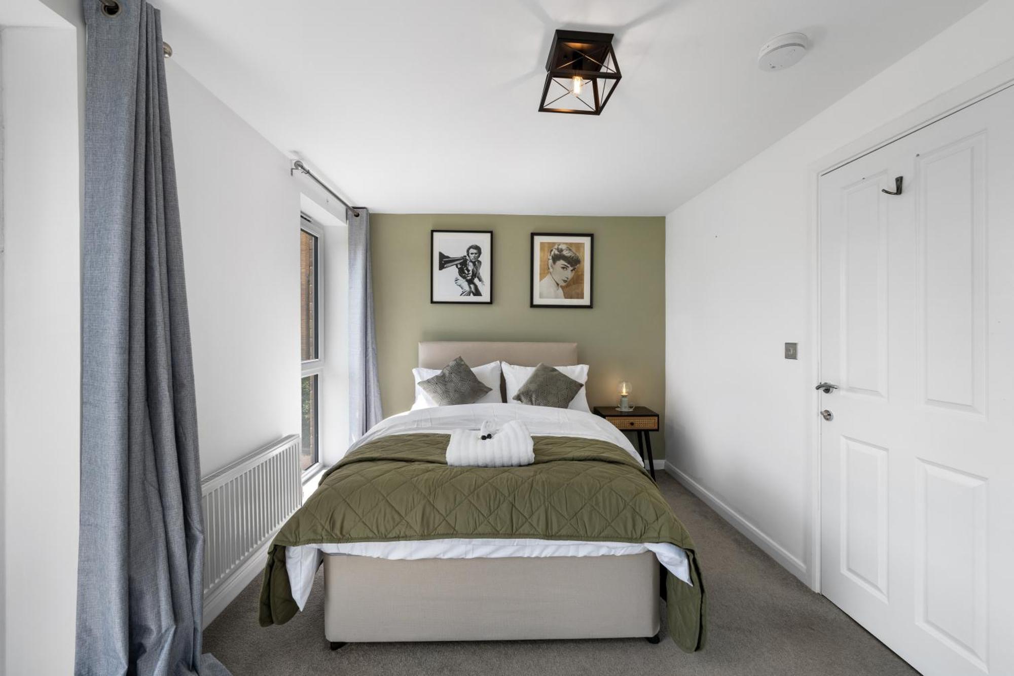 Elegant 4-double Bedroom Townhouse, Great For Holidays, Professionals And Contractors -the Perfect Away From Guest house Milton Keynes
