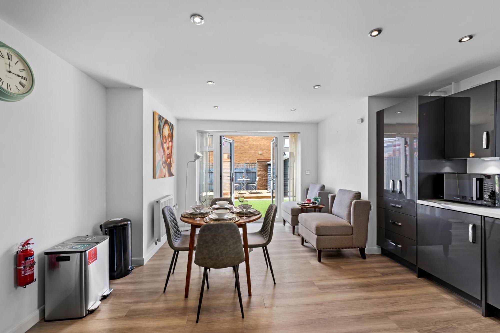 Elegant 4-double Bedroom Townhouse, Great For Holidays, Professionals And Contractors -the Perfect Away From