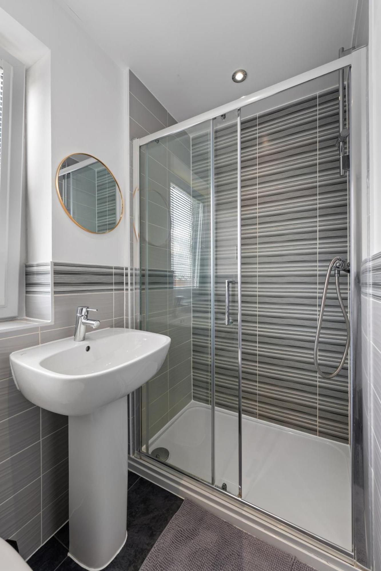 Guest house Elegant 4-double Bedroom Townhouse, Great For Holidays, Professionals And Contractors -the Perfect Away From Milton Keynes