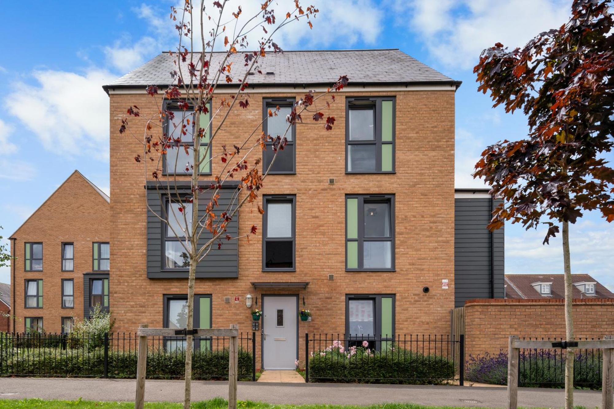 Elegant 4-double Bedroom Townhouse, Great For Holidays, Professionals And Contractors -the Perfect Away From Guest house