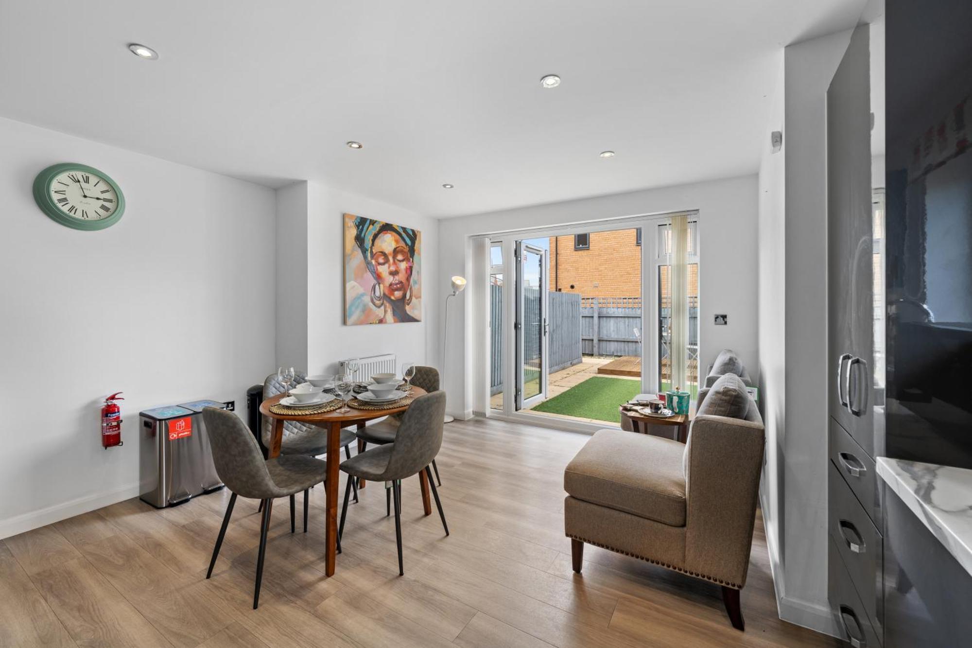 Elegant 4-double Bedroom Townhouse, Great For Holidays, Professionals And Contractors -the Perfect Away From Guest house *
