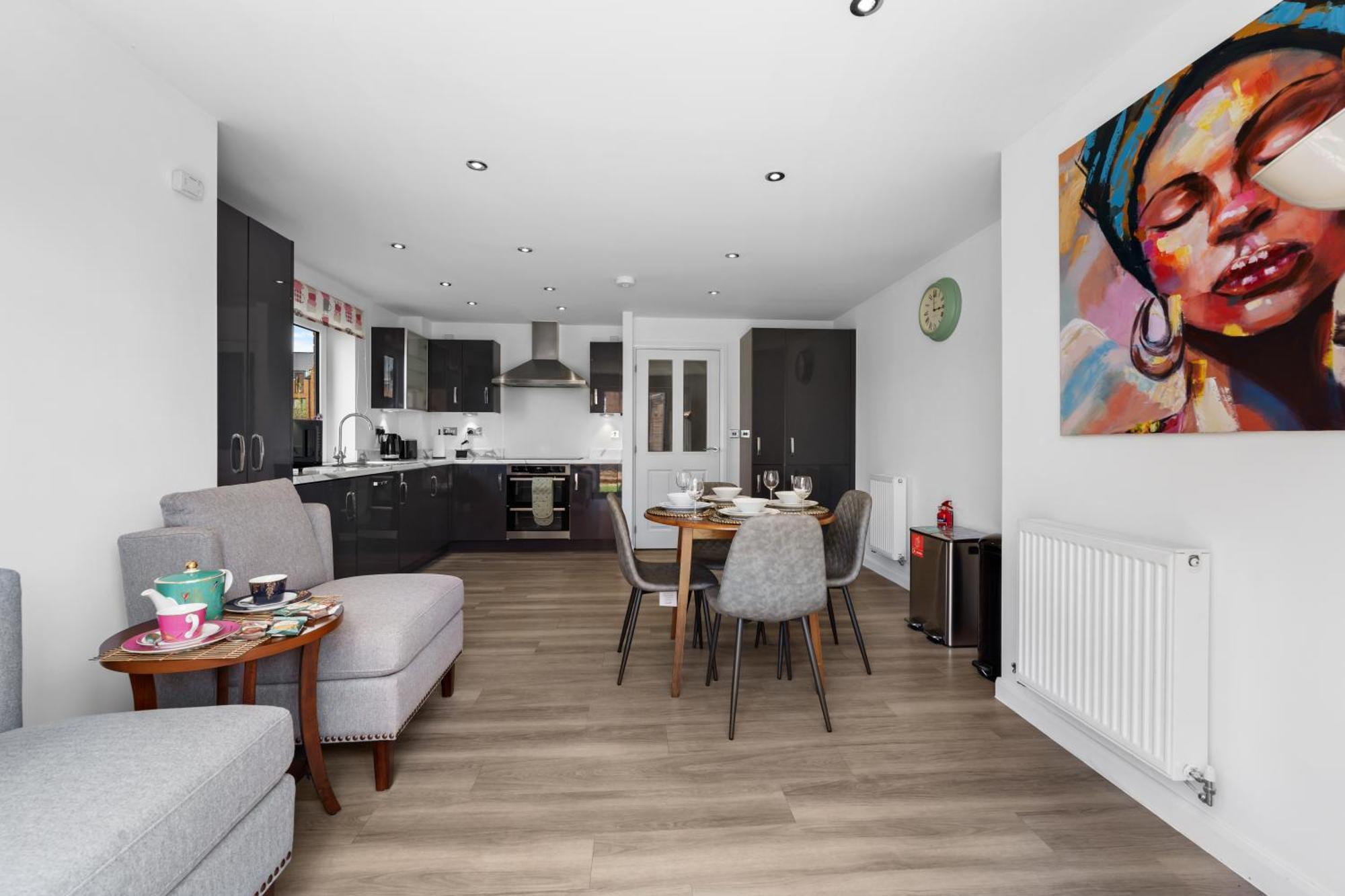 Elegant 4-double Bedroom Townhouse, Great For Holidays, Professionals And Contractors -the Perfect Away From Guest house