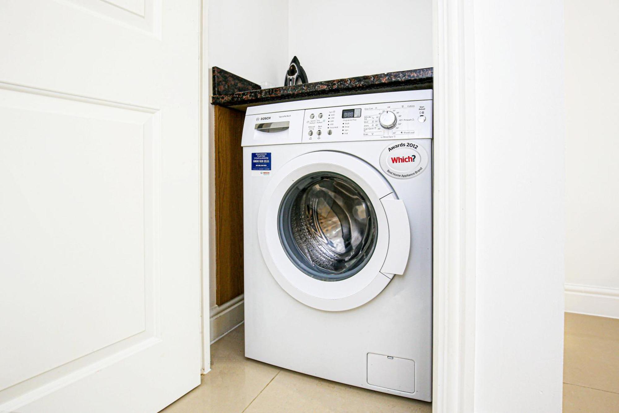 Detached 4 Bed-ultrafast Wifi Garden Free Parking Holiday home *