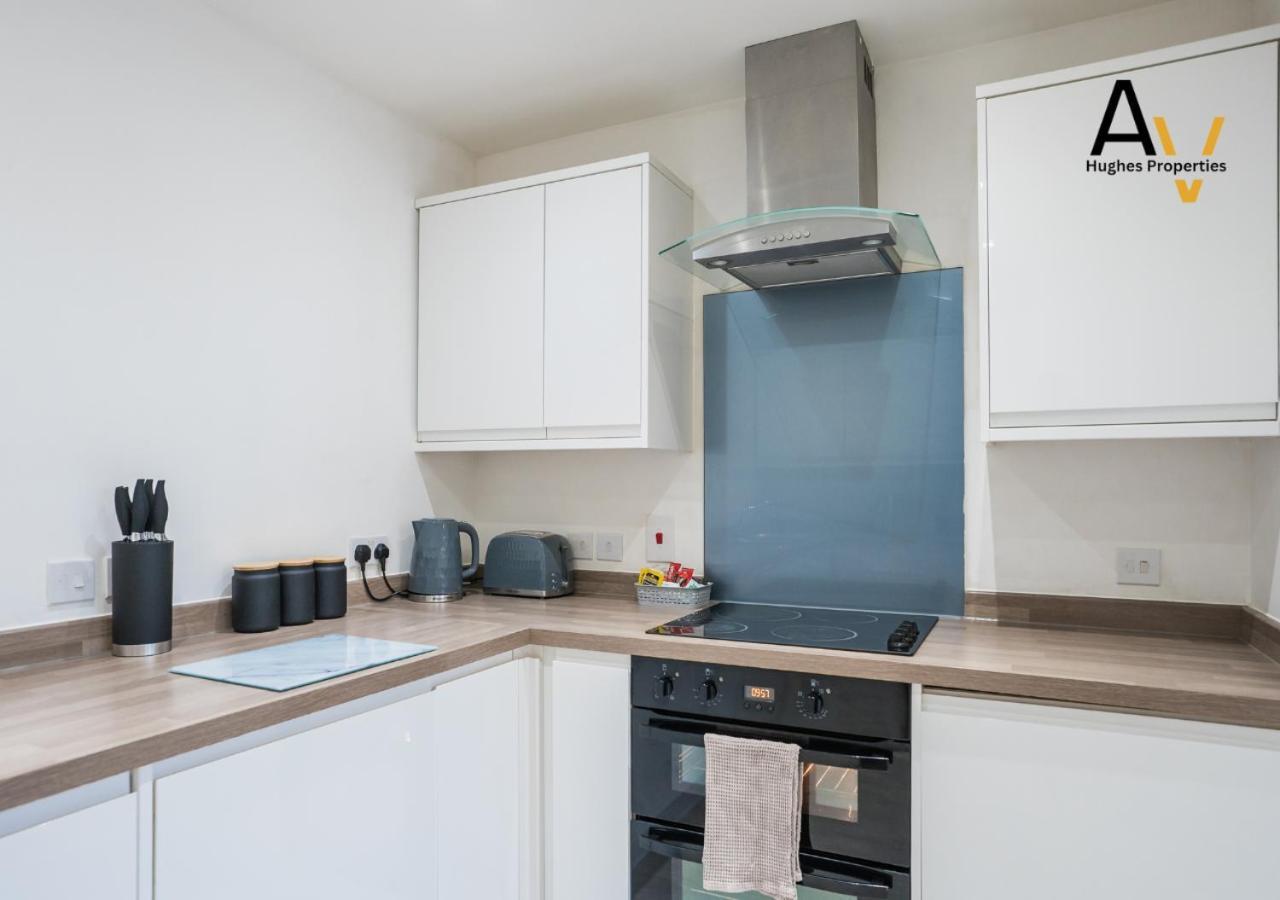 Apartment Sophisticated Two-Bedroom Apartment - Fast Wi-Fi, 7 Mins From Station, Ideal For Business Stays By Av Hughes Properties *