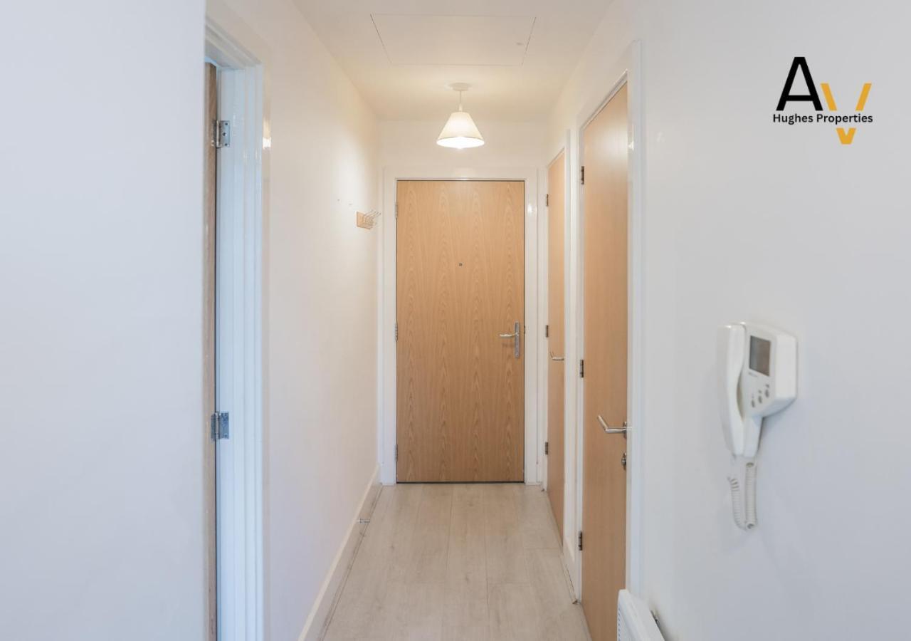 Sophisticated Two-Bedroom Apartment - Fast Wi-Fi, 7 Mins From Station, Ideal For Business Stays By Av Hughes Properties Apartment Milton Keynes