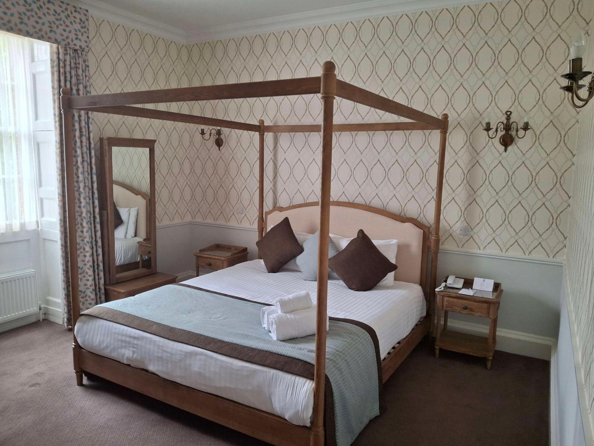 Western Moore Place Hotel 3*