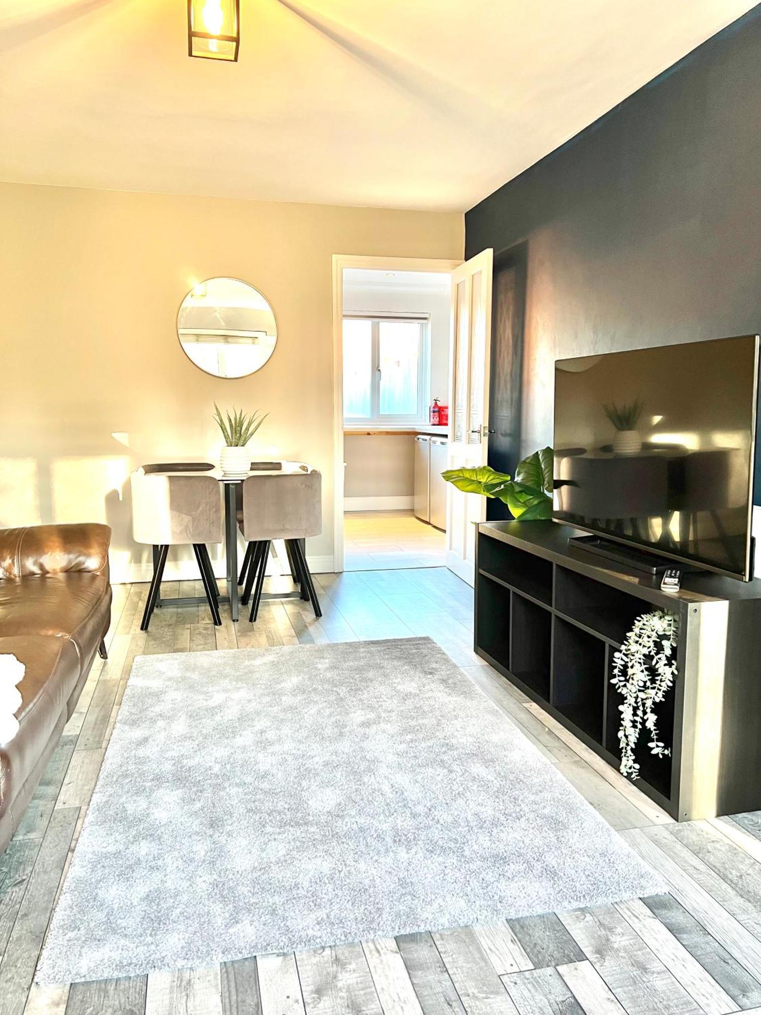 Casa de férias Furzton - Free Private Parking, Modern And Garden, 50 Tv, Sleeps 5 *