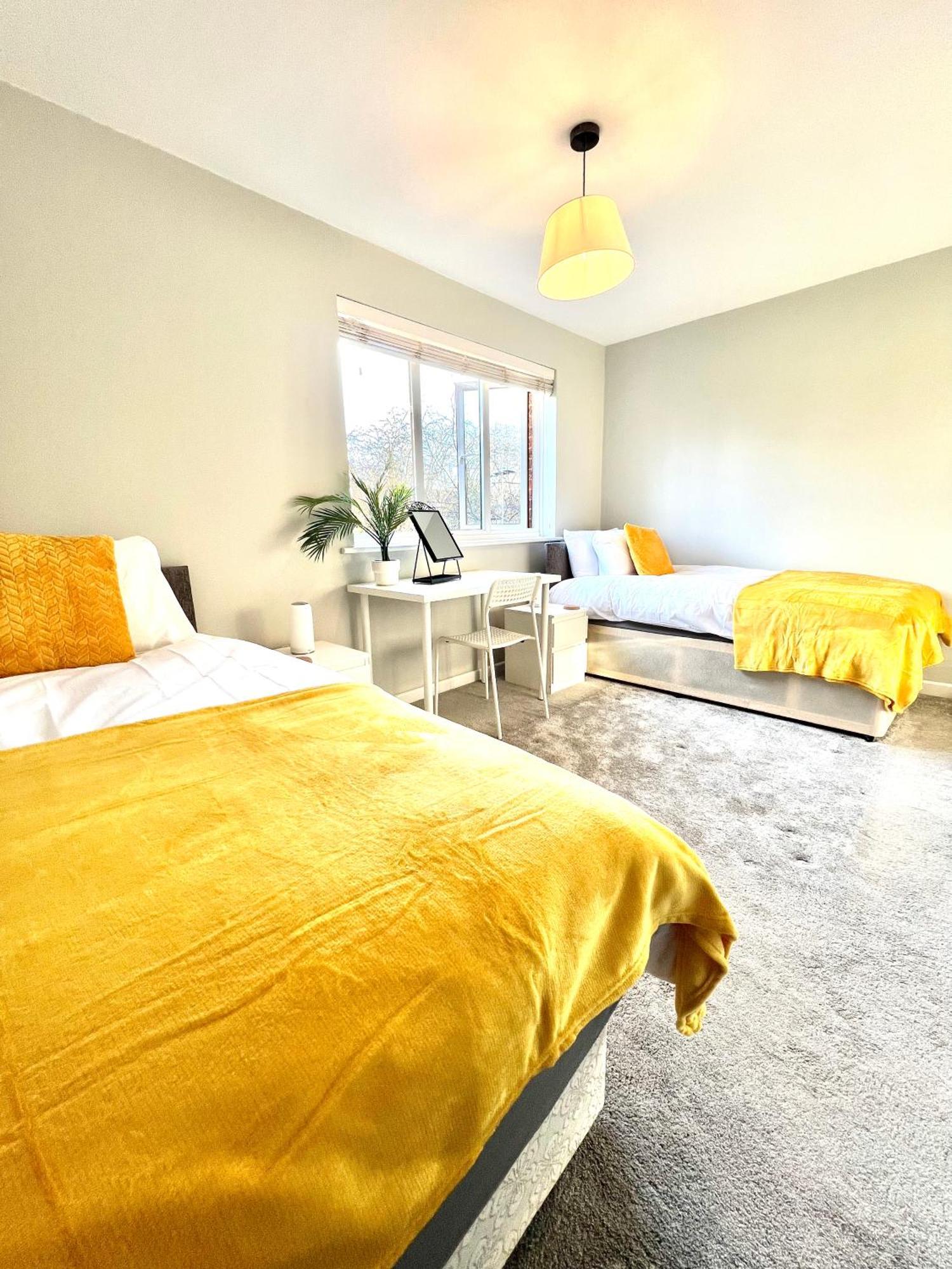 Furzton - Free Private Parking, Modern And Garden, 50 Tv, Sleeps 5 * Milton Keynes