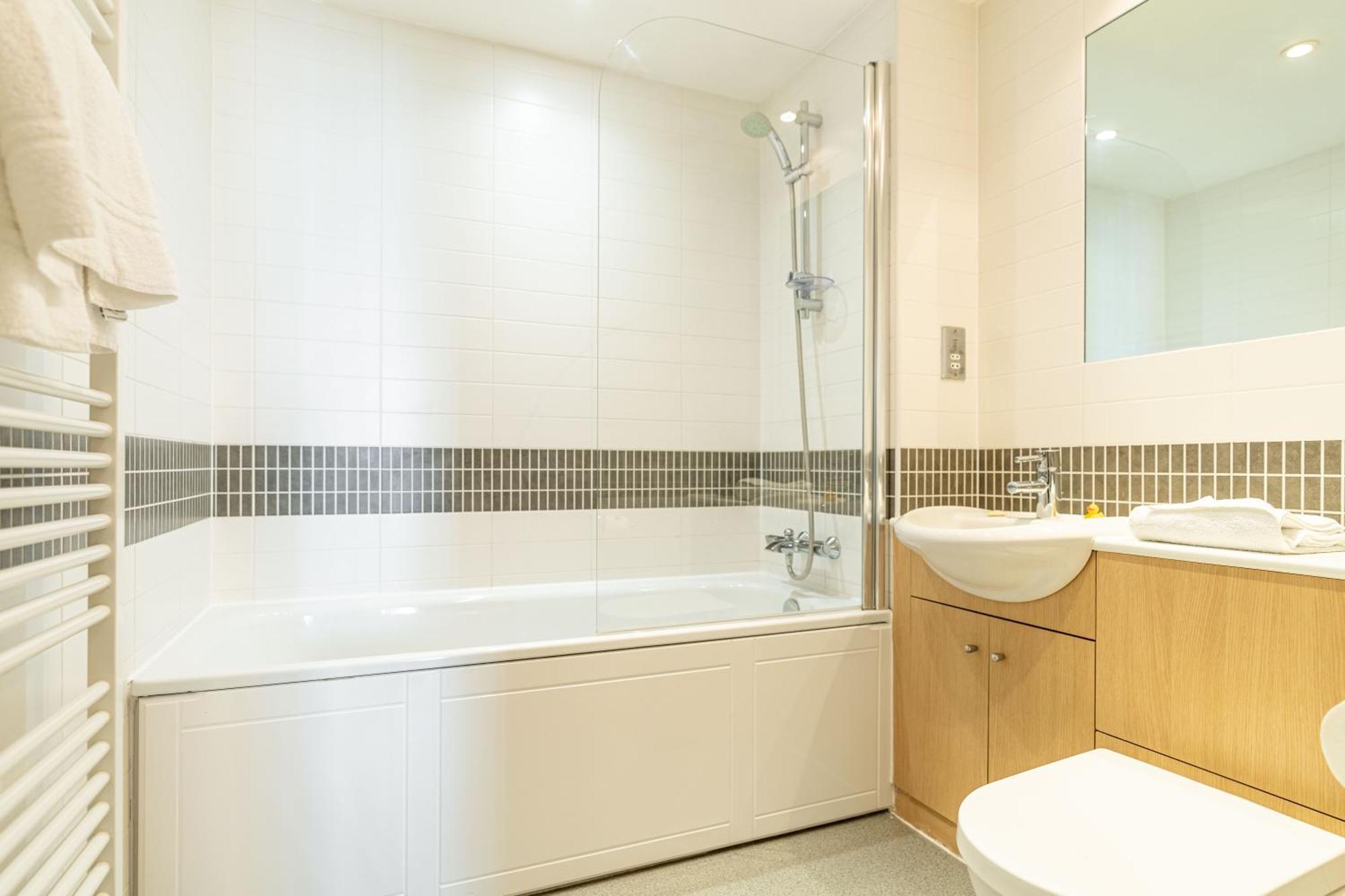 Cotels At Vizion: Serviced With Free Parking * Milton Keynes