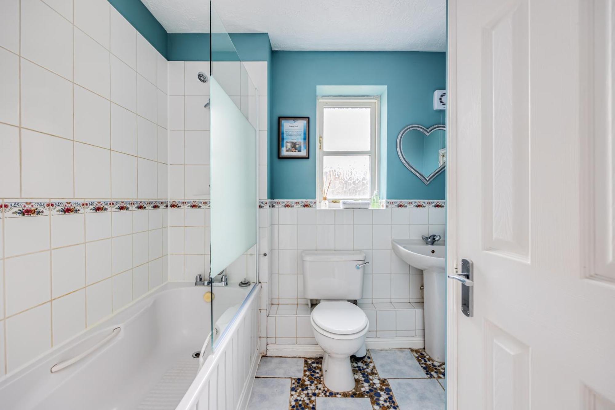Tattenhoe House With Free Parking, Fast Wifi, Garden And Smart Tv By Yoko Holiday home