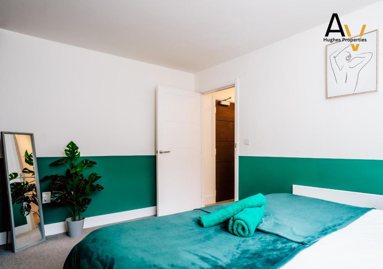 Apartment Elegant Two-Bedroom Apartment - Parking, Central, Perfect For Relocation By Av Hughes Properties Milton Keynes