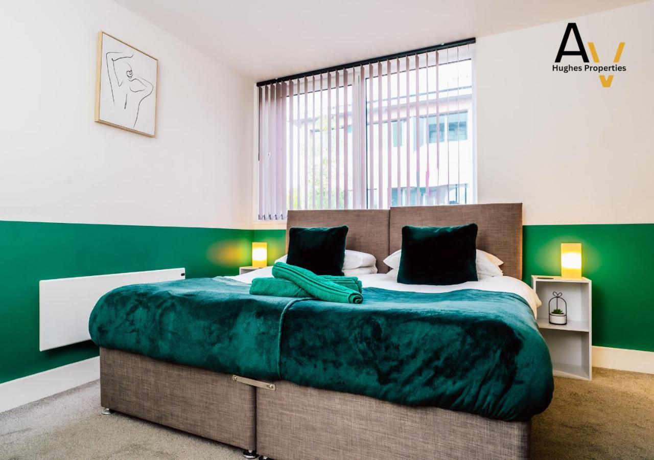 Apartment Elegant Two-Bedroom Apartment - Parking, Central, Perfect For Relocation By Av Hughes Properties