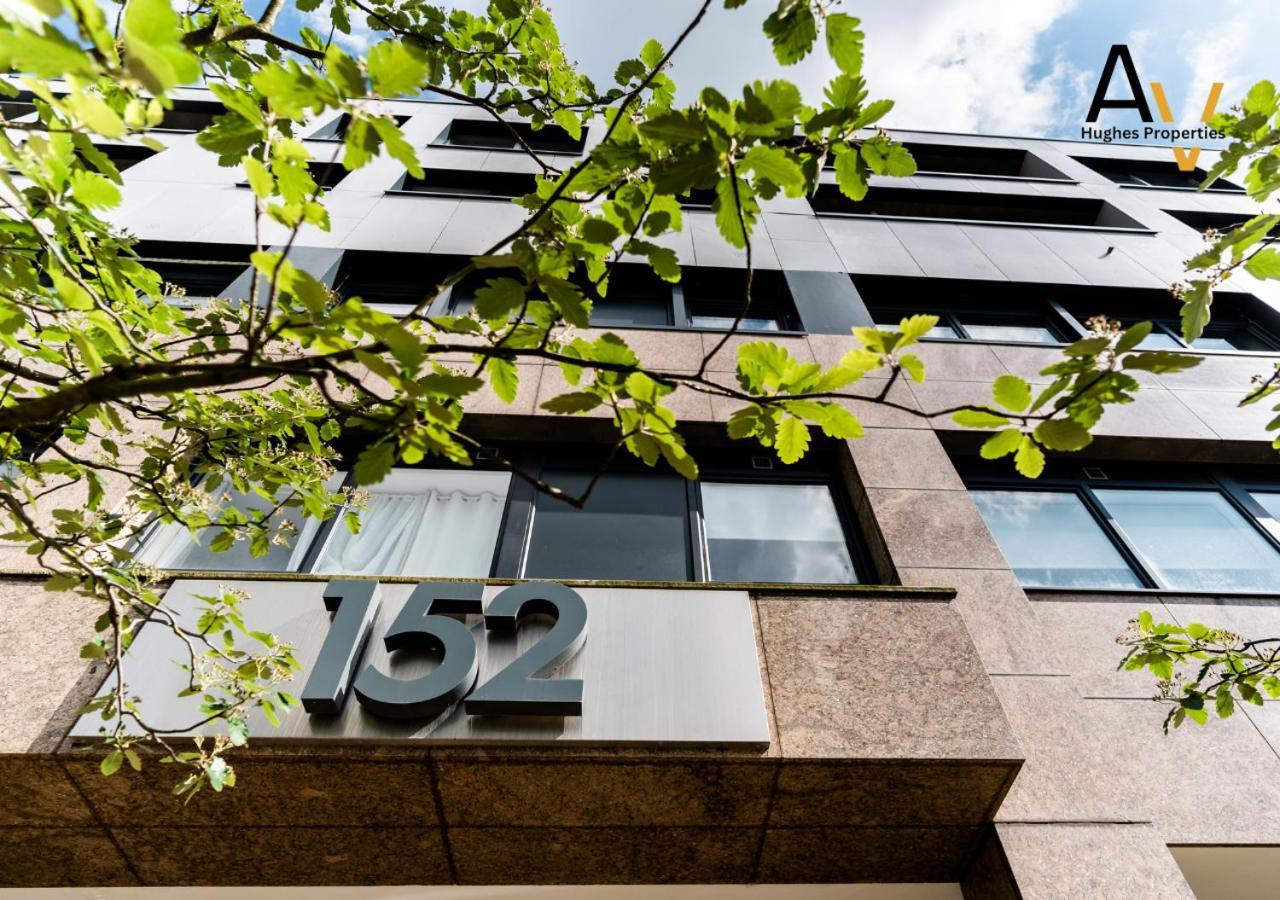 Apartment Elegant Two-Bedroom Apartment - Parking, Central, Perfect For Relocation By Av Hughes Properties *