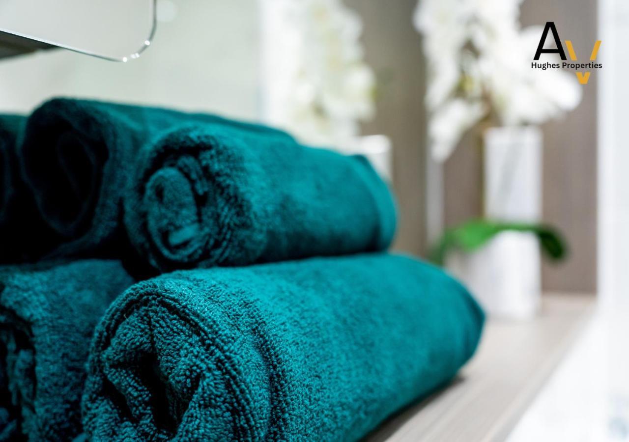 Apartment Elegant Two-Bedroom Apartment - Parking, Central, Perfect For Relocation By Av Hughes Properties Milton Keynes