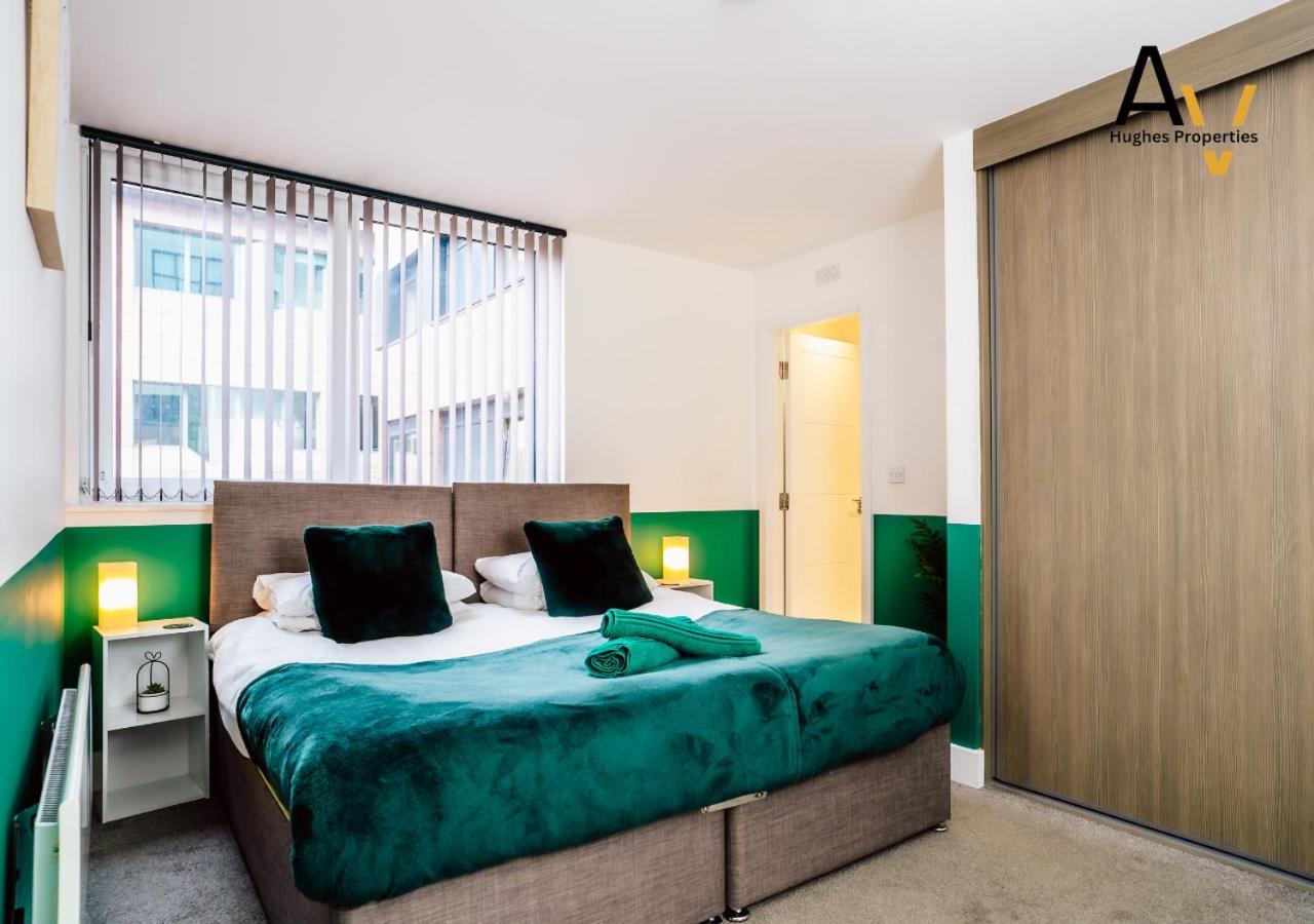 Elegant Two-Bedroom Apartment - Parking, Central, Perfect For Relocation By Av Hughes Properties * Milton Keynes