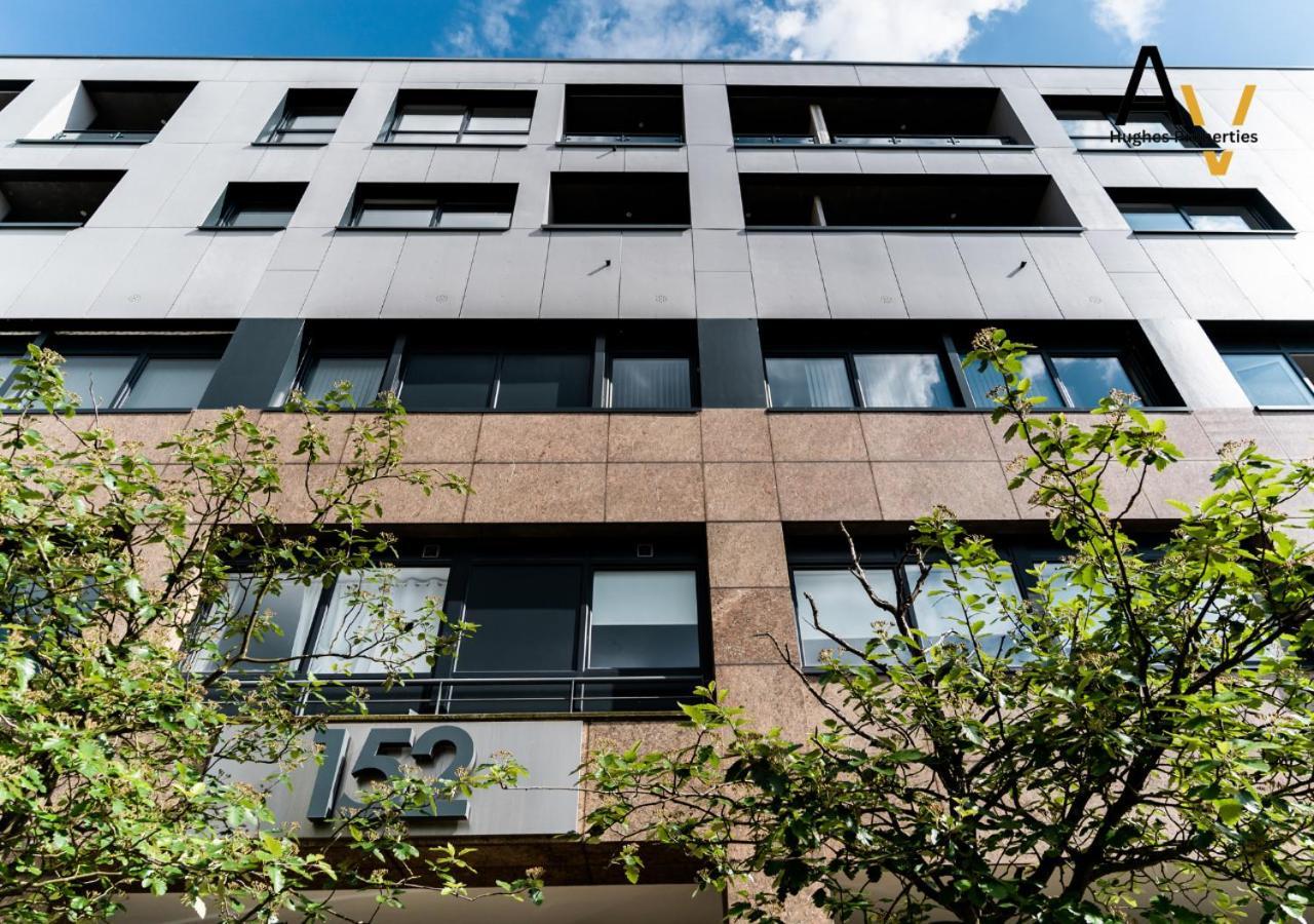 Apartment Elegant Two-Bedroom Apartment - Parking, Central, Perfect For Relocation By Av Hughes Properties