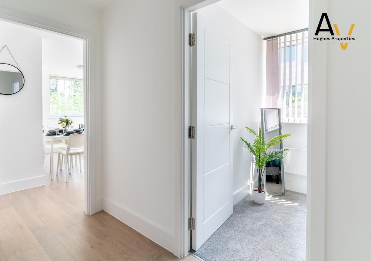 Apartment Elegant Two-Bedroom Apartment - Parking, Central, Perfect For Relocation By Av Hughes Properties