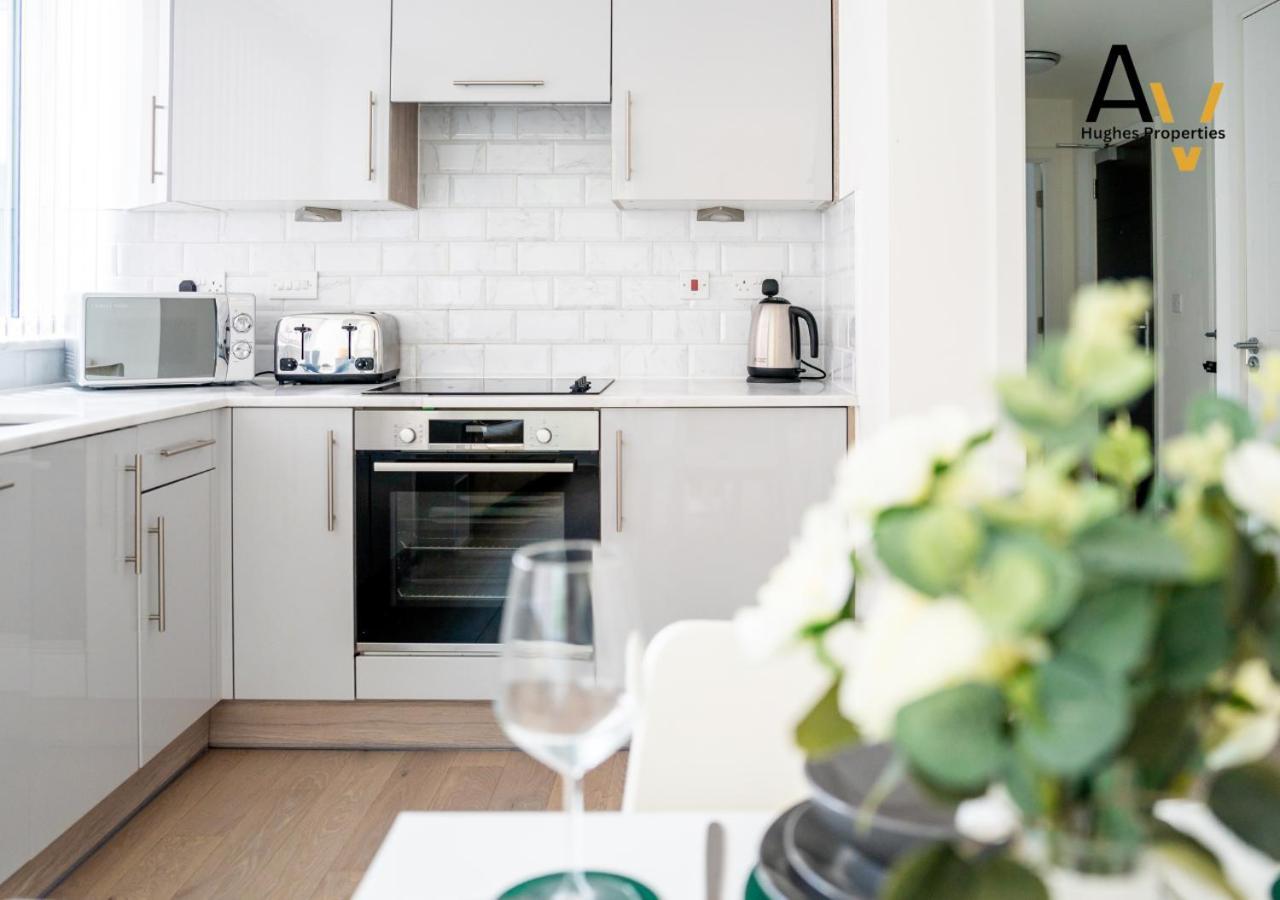 Elegant Two-Bedroom Apartment - Parking, Central, Perfect For Relocation By Av Hughes Properties Apartment *