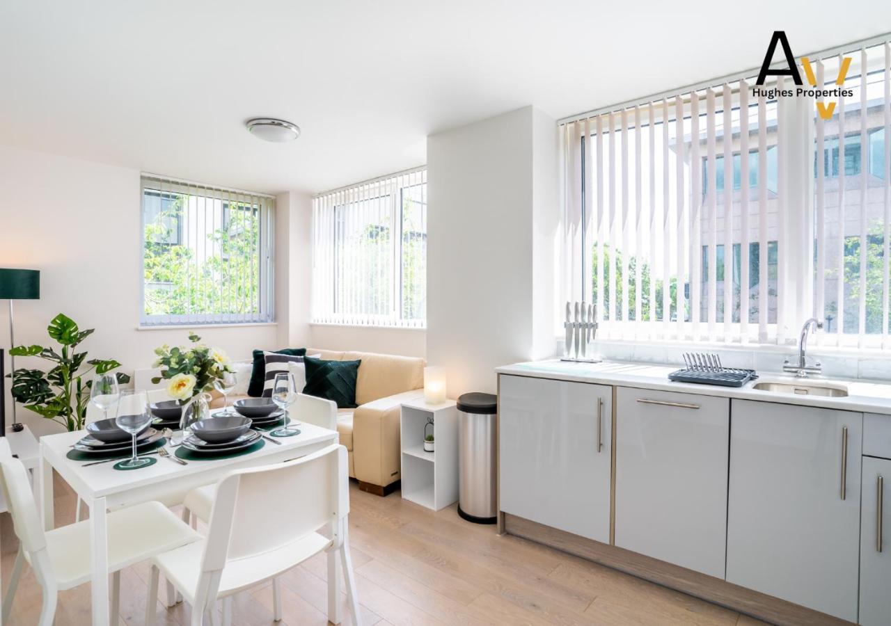 Elegant Two-Bedroom Apartment - Parking, Central, Perfect For Relocation By Av Hughes Properties Apartment Milton Keynes