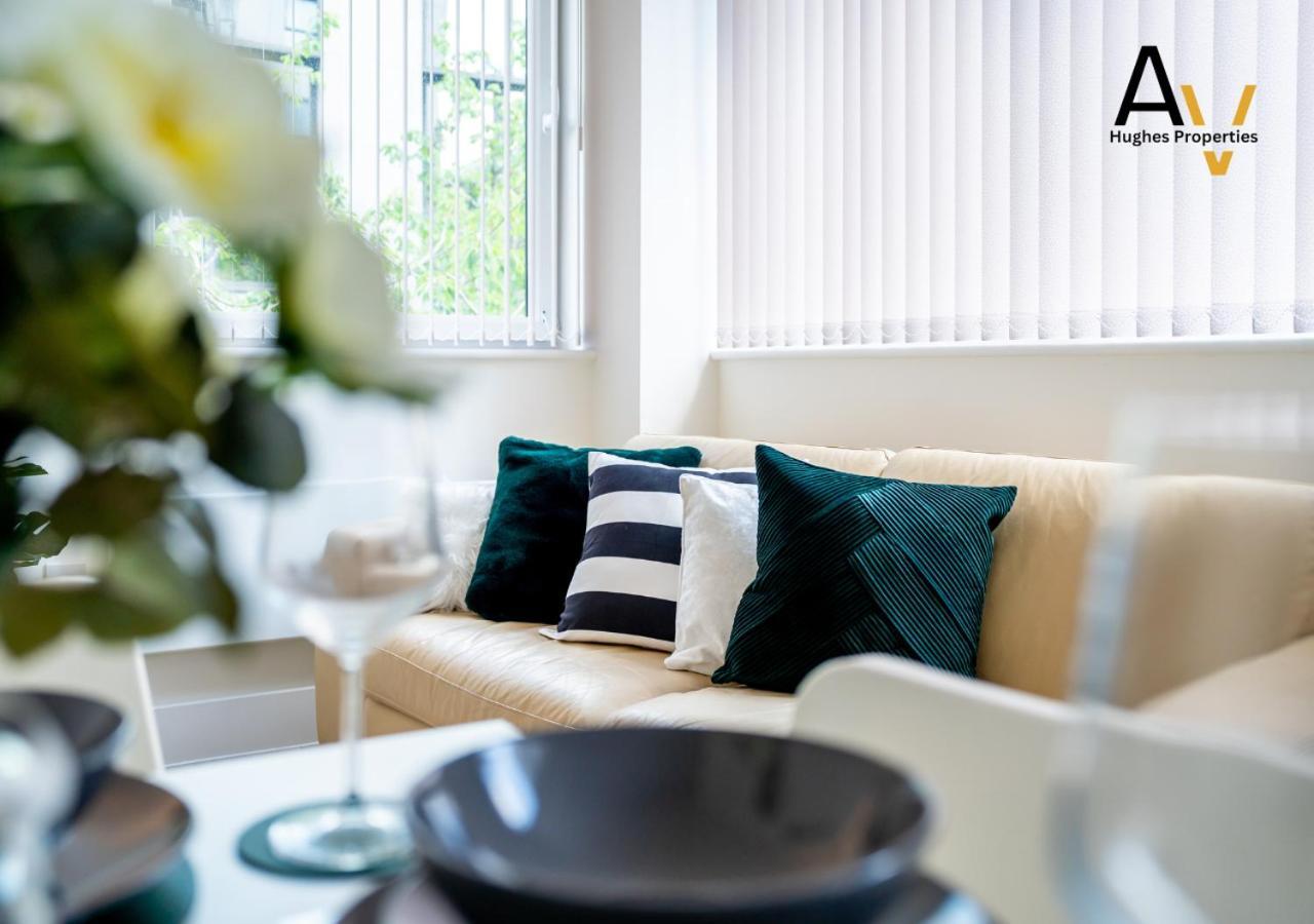 Apartment Elegant Two-Bedroom Apartment - Parking, Central, Perfect For Relocation By Av Hughes Properties Milton Keynes