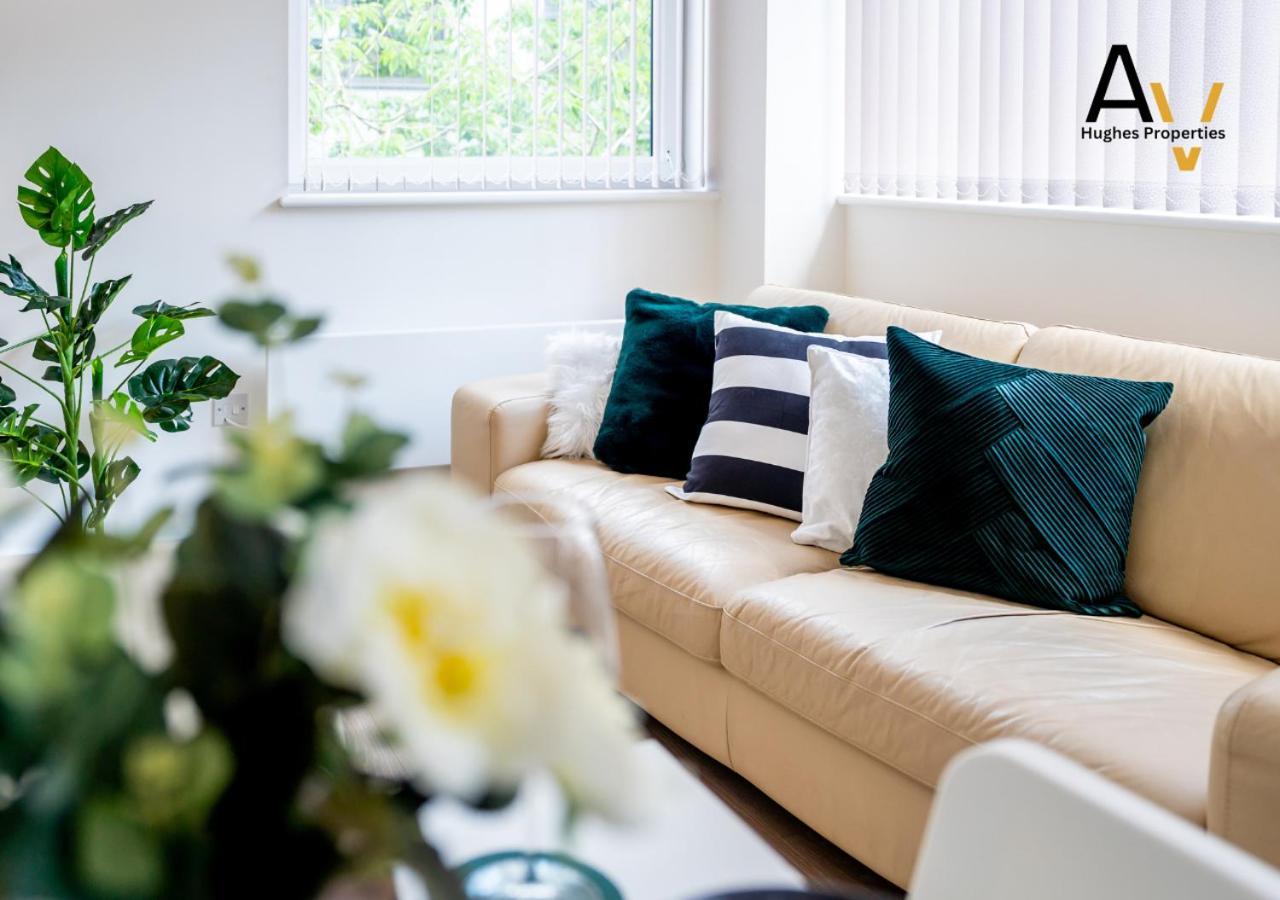Elegant Two-Bedroom Apartment - Parking, Central, Perfect For Relocation By Av Hughes Properties *