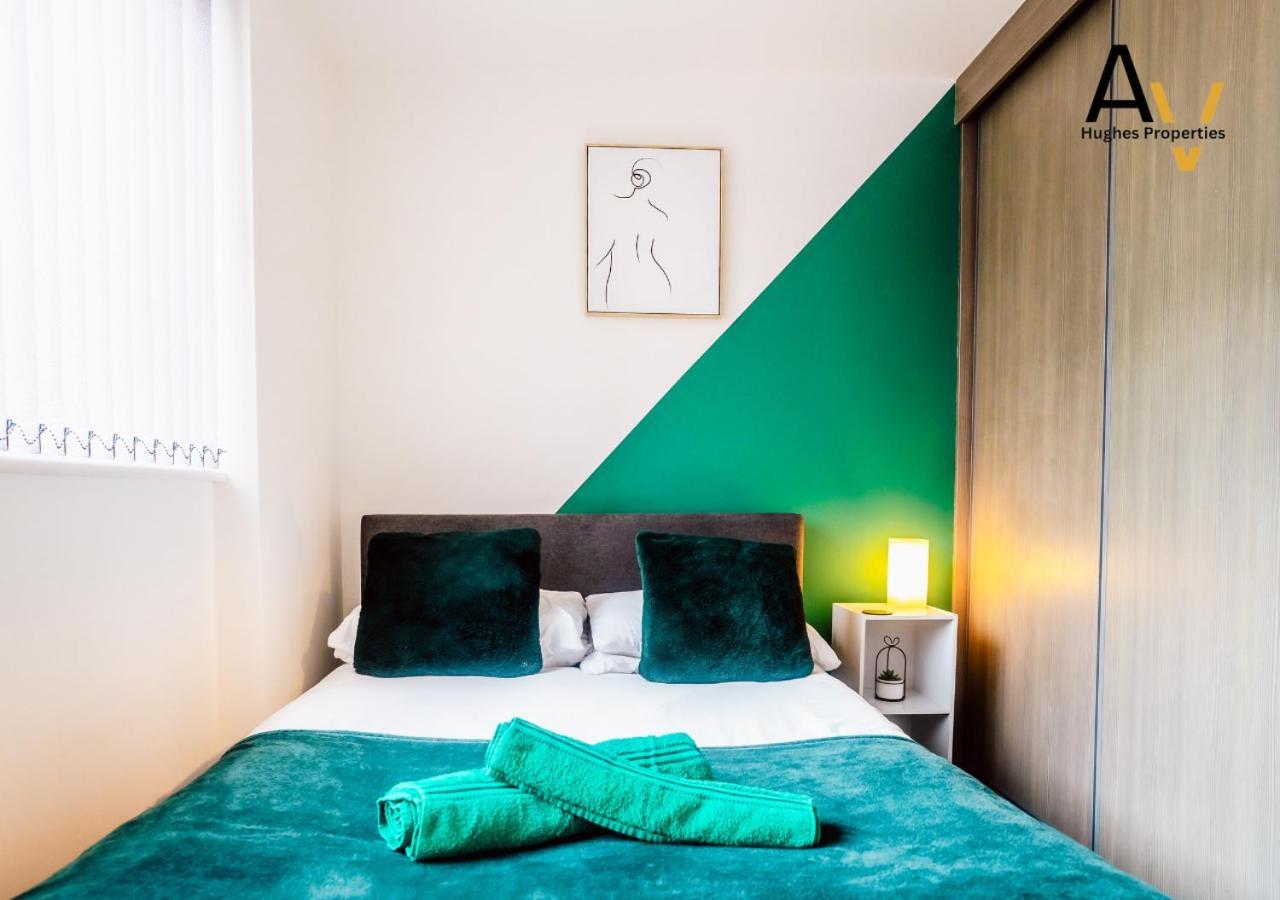 Elegant Two-Bedroom Apartment - Parking, Central, Perfect For Relocation By Av Hughes Properties *
