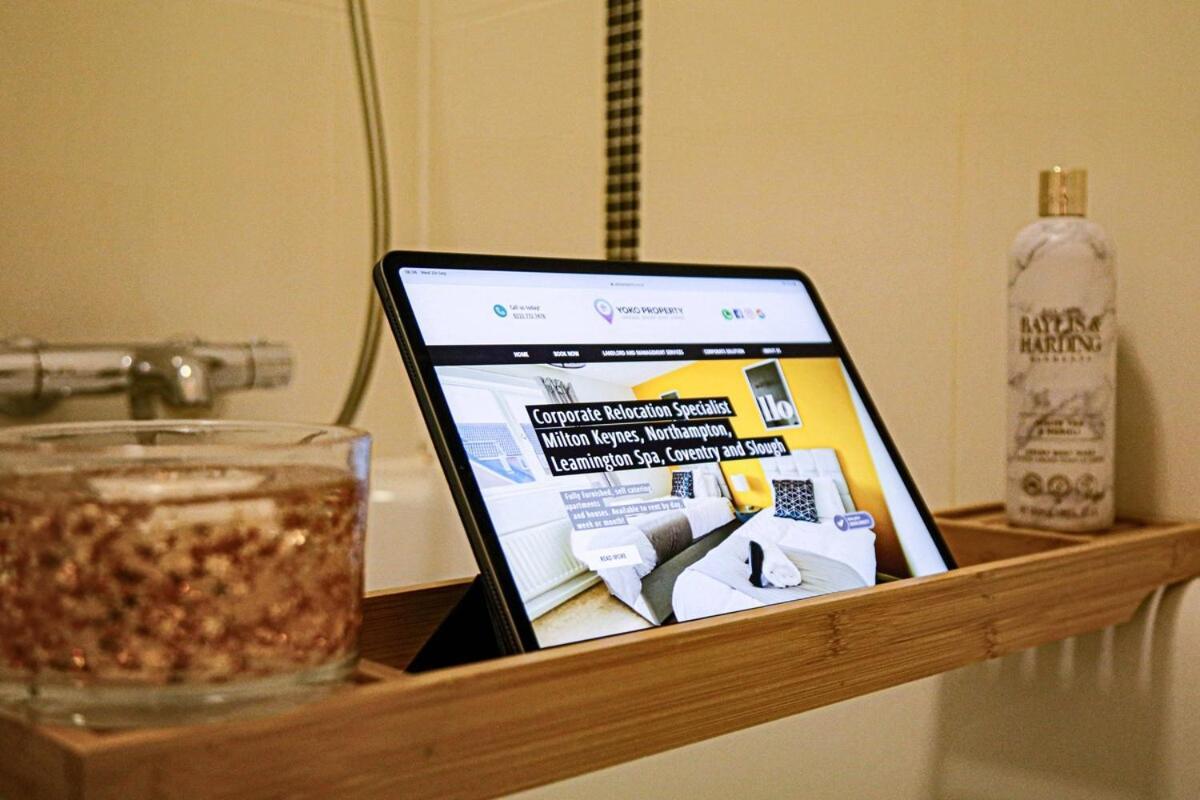 Apartment Penthouse Hub - Mk - Juliet Balcony, Free Parking, Fast Wi-fi And Smart Tv With Netflix By Yoko *