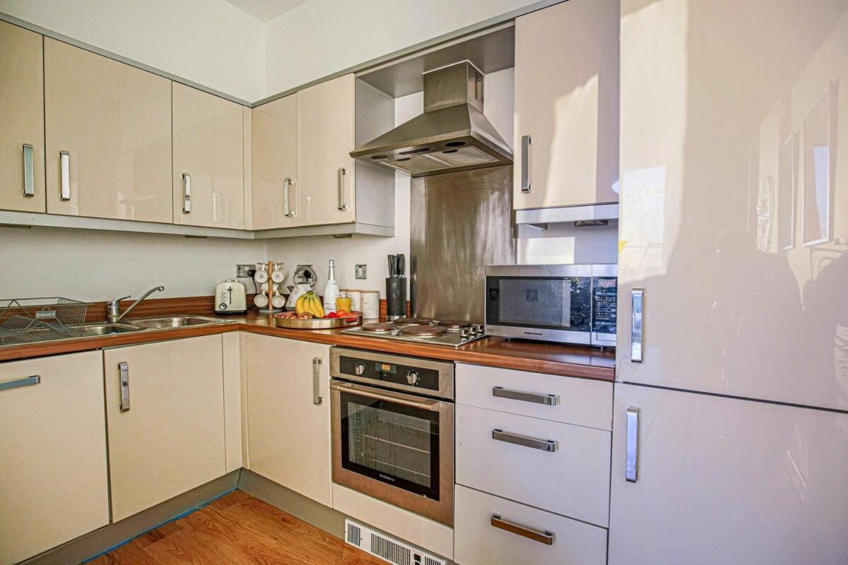 Penthouse Hub - Mk - Juliet Balcony, Free Parking, Fast Wi-fi And Smart Tv With Netflix By Yoko Milton Keynes