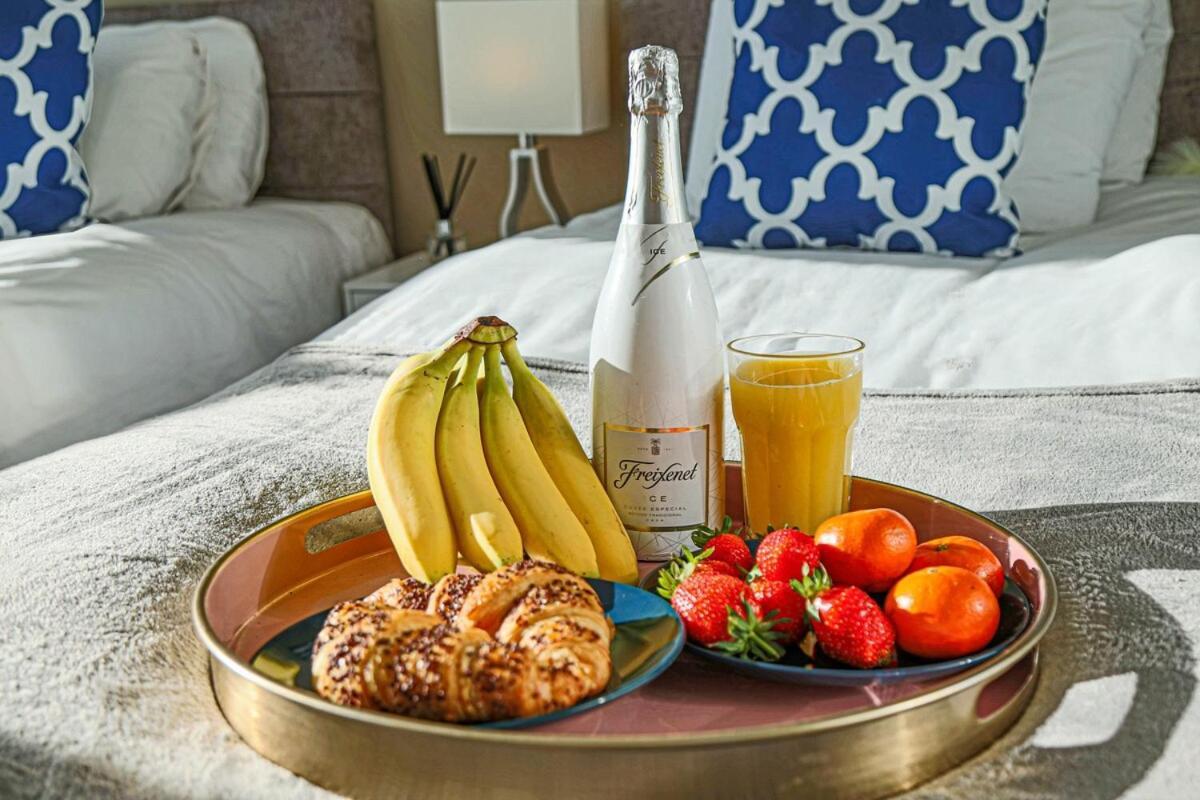 Apartment Penthouse Hub - Mk - Juliet Balcony, Free Parking, Fast Wi-fi And Smart Tv With Netflix By Yoko *