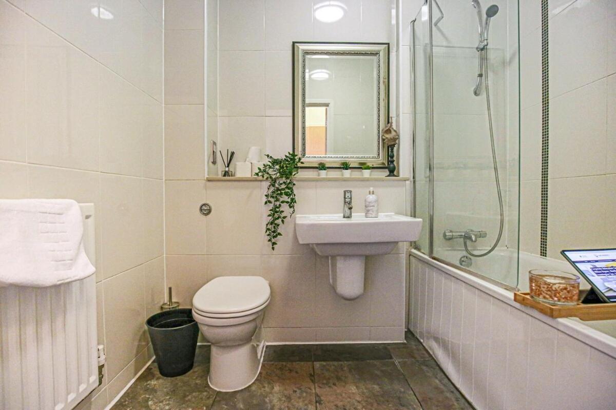 Penthouse Hub - Mk - Juliet Balcony, Free Parking, Fast Wi-fi And Smart Tv With Netflix By Yoko Milton Keynes
