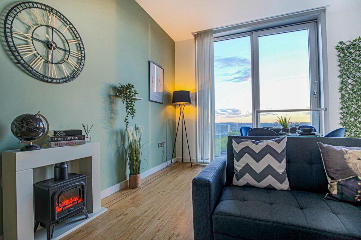 Apartment Penthouse Hub - Mk - Juliet Balcony, Free Parking, Fast Wi-fi And Smart Tv With Netflix By Yoko *