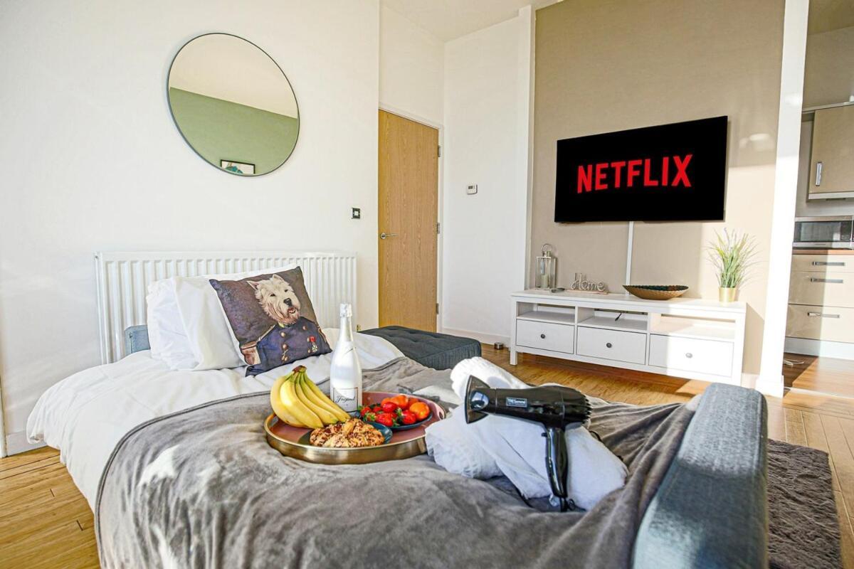 Penthouse Hub - Mk - Juliet Balcony, Free Parking, Fast Wi-fi And Smart Tv With Netflix By Yoko Apartment