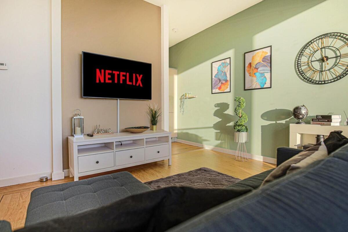 Apartment Penthouse Hub - Mk - Juliet Balcony, Free Parking, Fast Wi-fi And Smart Tv With Netflix By Yoko Milton Keynes