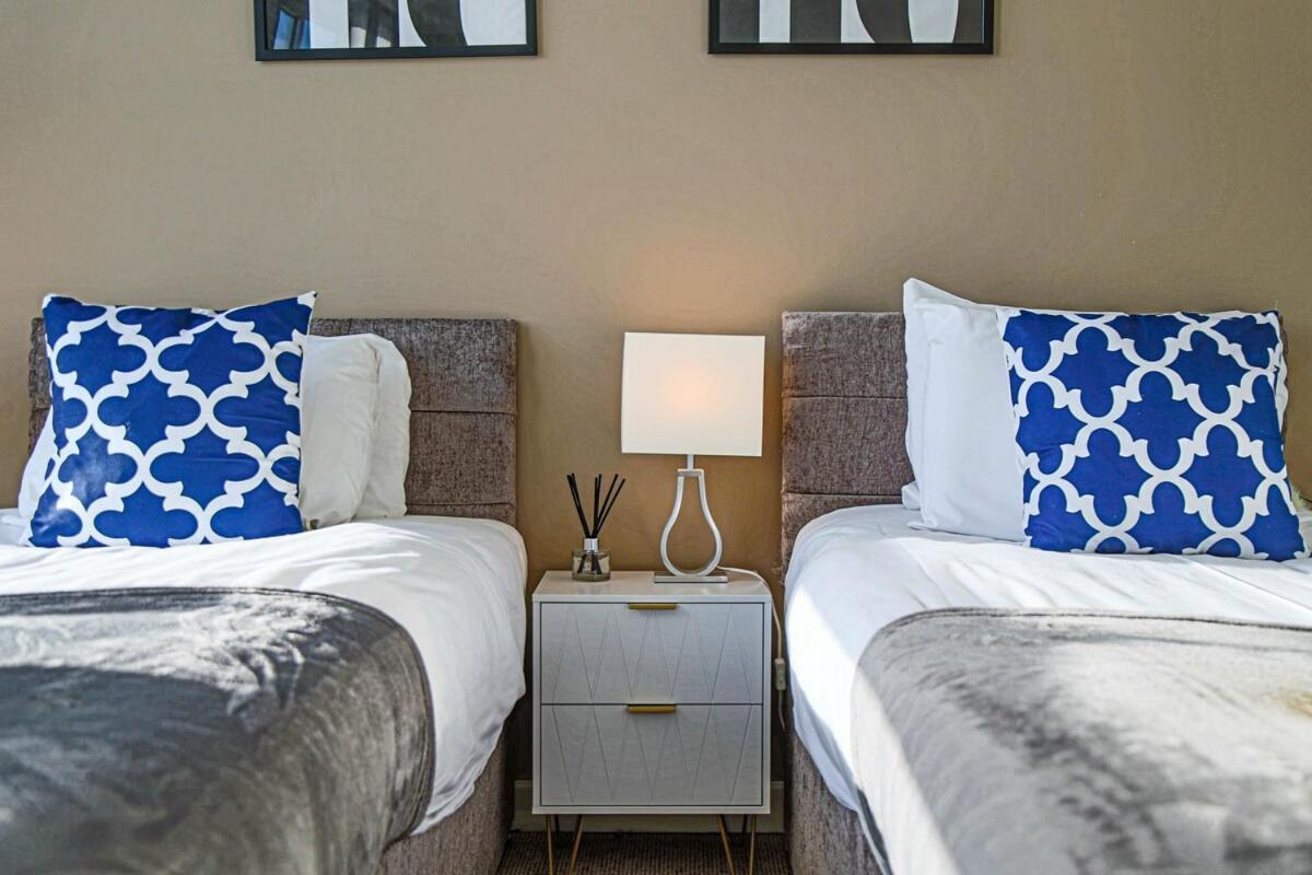 Penthouse Hub - Mk - Juliet Balcony, Free Parking, Fast Wi-fi And Smart Tv With Netflix By Yoko * Milton Keynes