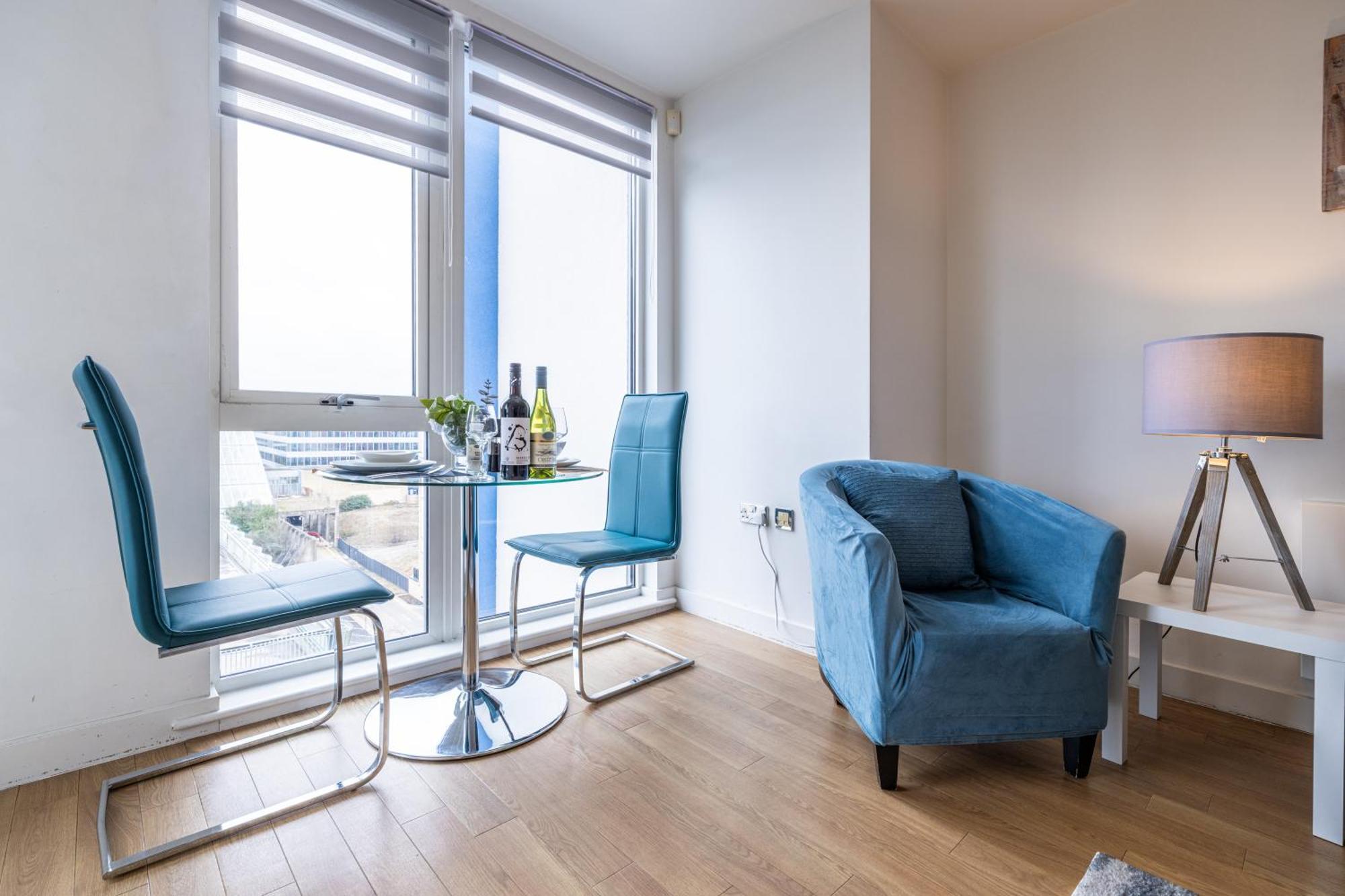 Apartment Brightleap Centre: Stylish Home-away With Smart Amenities