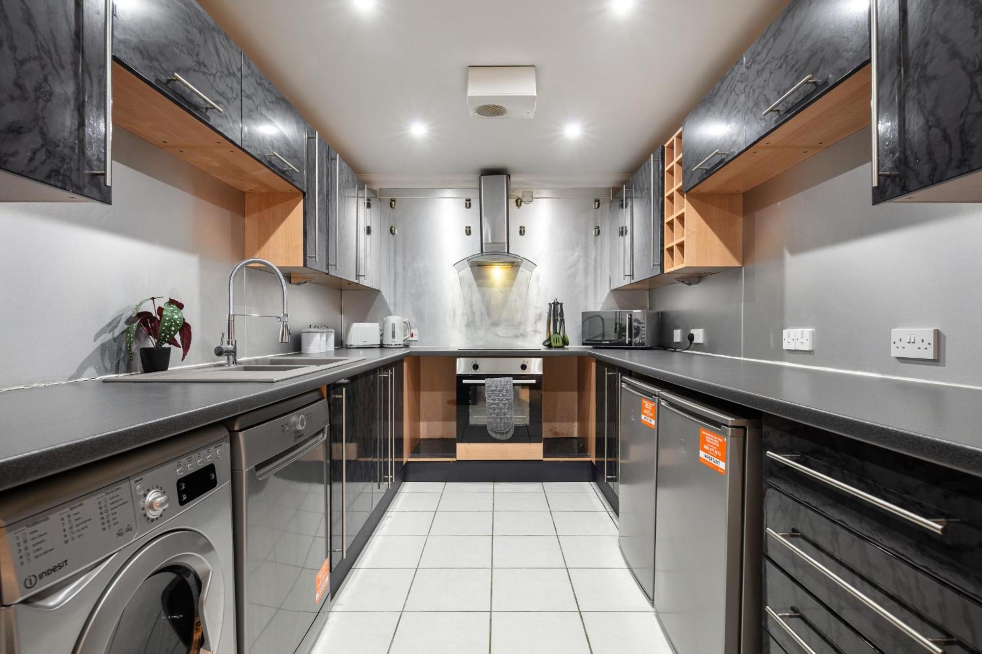Apartment Modern 4br Ground Floor In Prime Mk Location, Walking Distance From Cmk Train Station, Close To Mk Amenities, 2 Bathrooms, Free Parking-managed By Chique Ltd