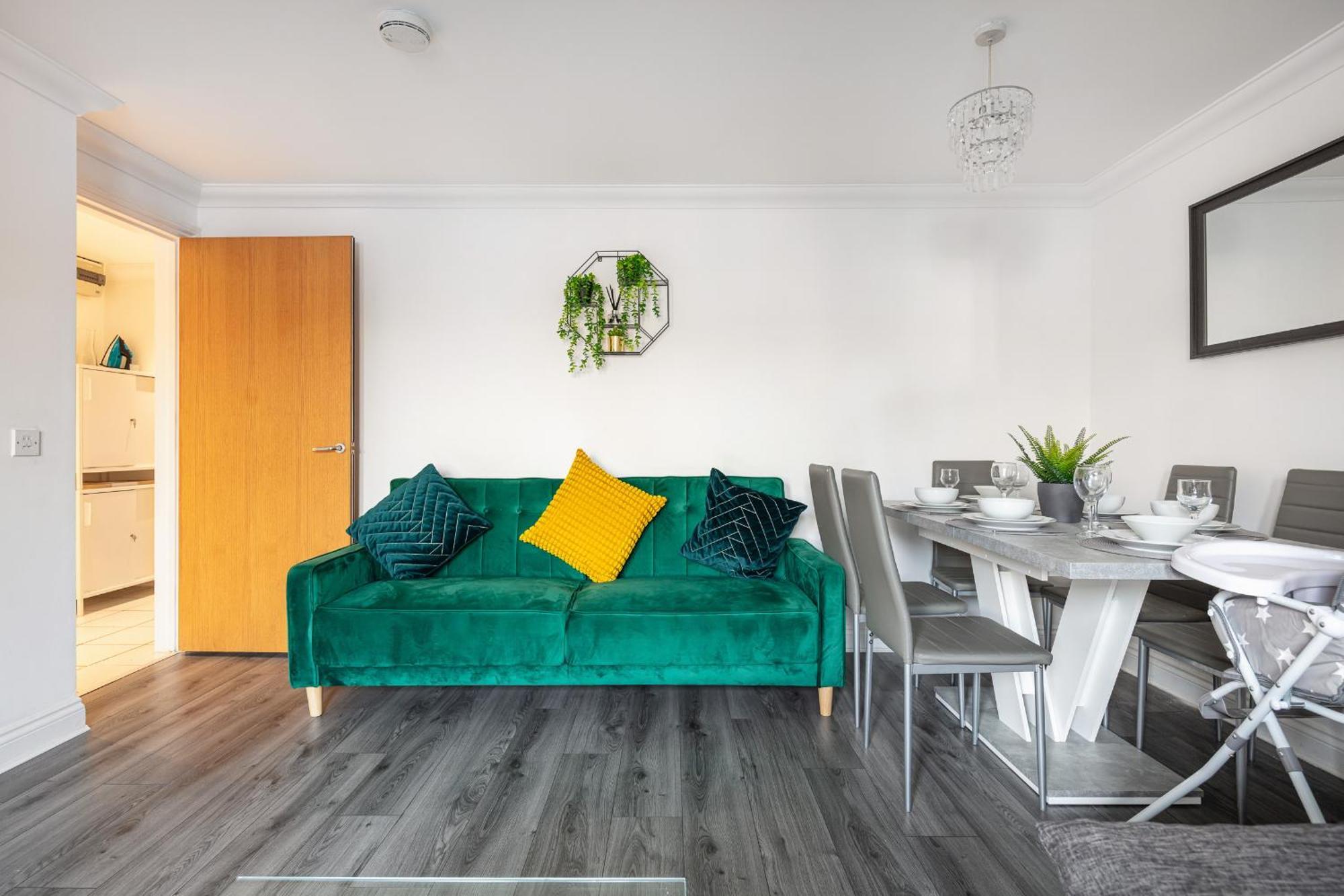 Apartment Modern 4br Ground Floor In Prime Mk Location, Walking Distance From Cmk Train Station, Close To Mk Amenities, 2 Bathrooms, Free Parking-managed By Chique Ltd *