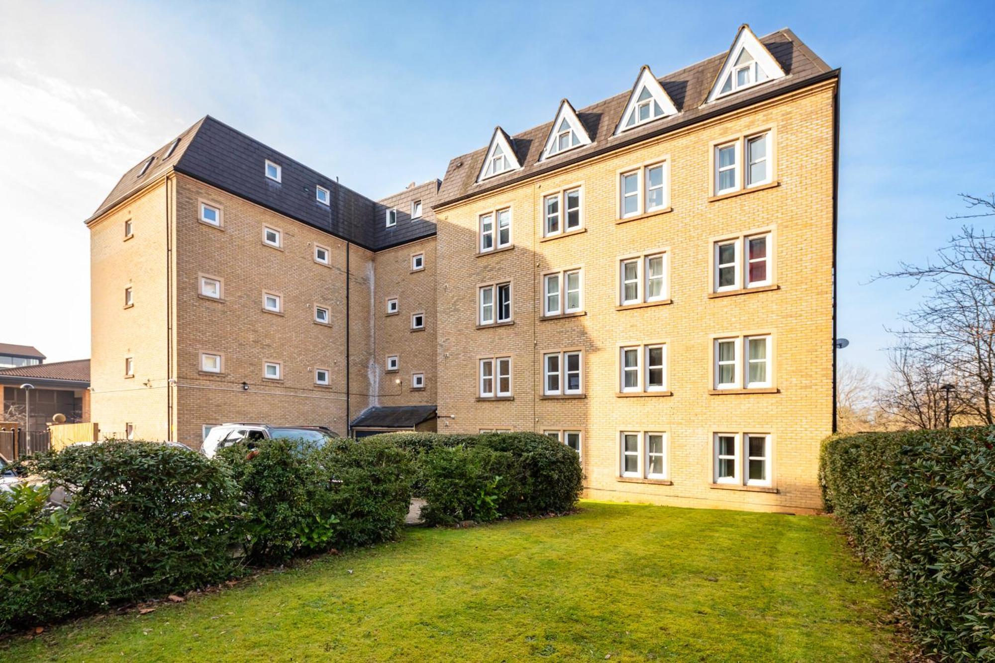 Modern 4br Ground Floor In Prime Mk Location, Walking Distance From Cmk Train Station, Close To Mk Amenities, 2 Bathrooms, Free Parking-managed By Chique Ltd Apartment Milton Keynes