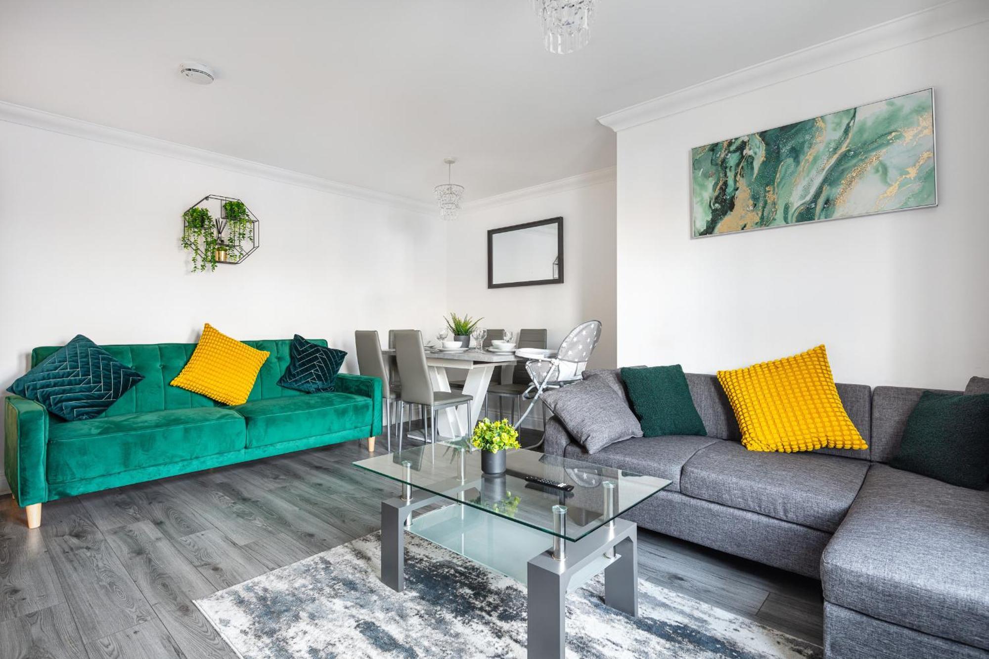 Modern 4br Ground Floor In Prime Mk Location, Walking Distance From Cmk Train Station, Close To Mk Amenities, 2 Bathrooms, Free Parking-managed By Chique Ltd Milton Keynes