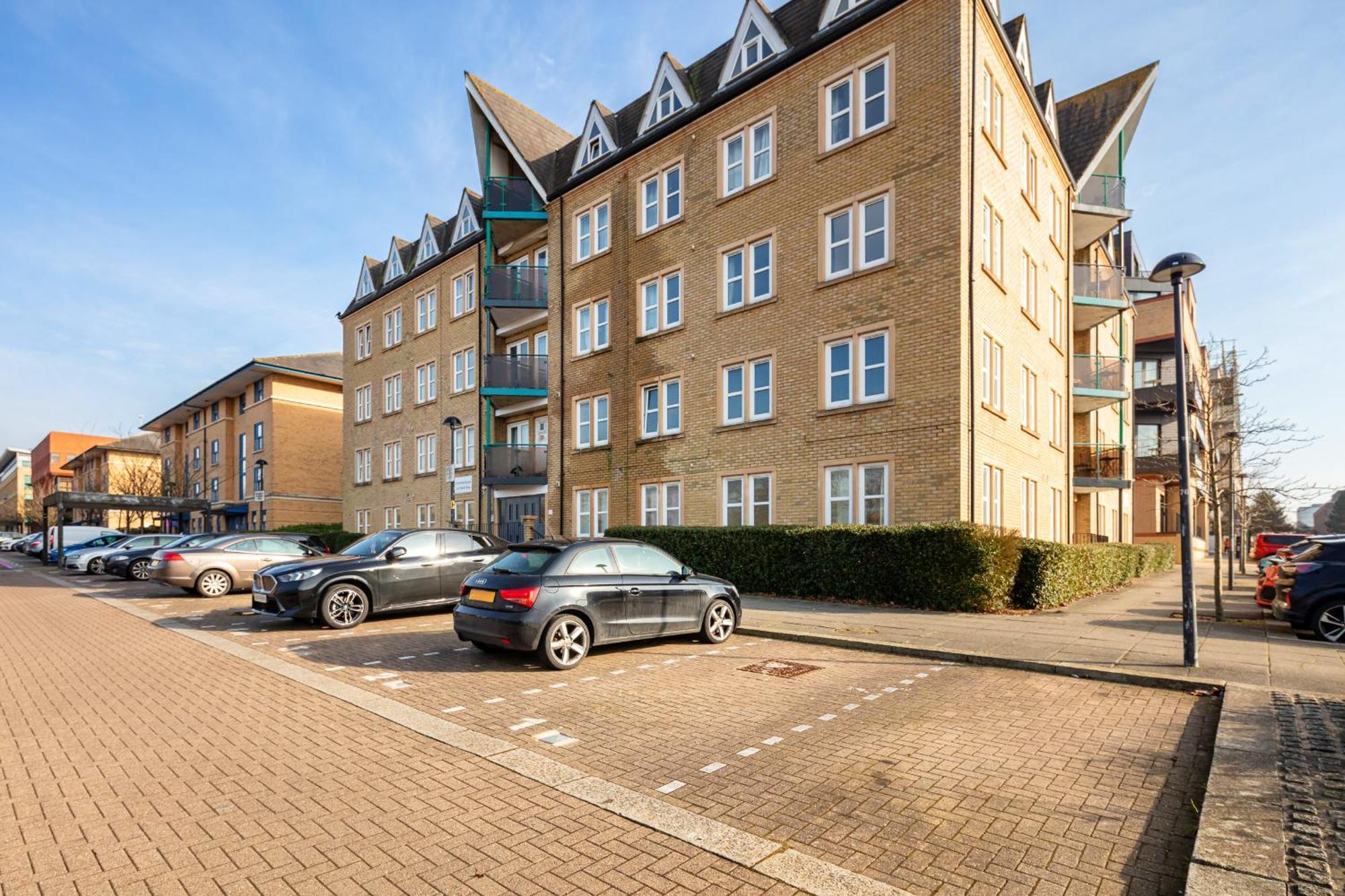 Modern 4br Ground Floor In Prime Mk Location, Walking Distance From Cmk Train Station, Close To Mk Amenities, 2 Bathrooms, Free Parking-managed By Chique Ltd * Milton Keynes