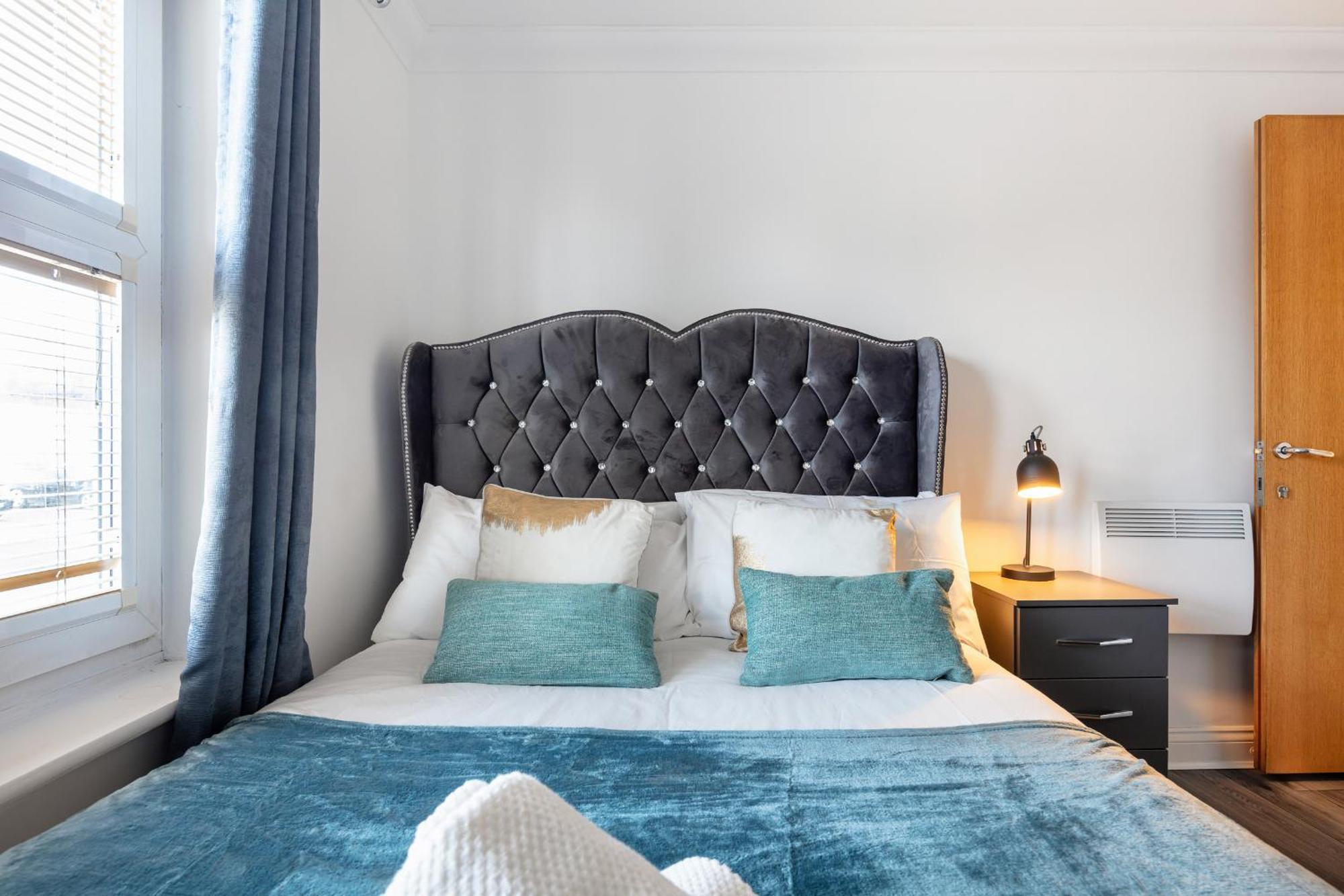 Apartment Modern 4br Ground Floor In Prime Mk Location, Walking Distance From Cmk Train Station, Close To Mk Amenities, 2 Bathrooms, Free Parking-managed By Chique Ltd