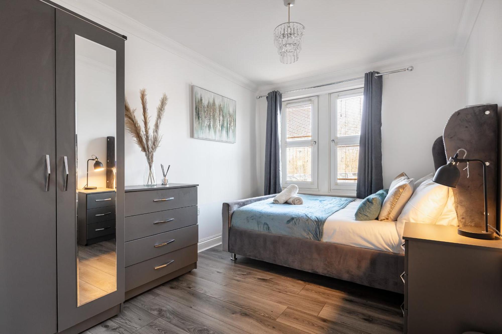 Apartment Modern 4br Ground Floor In Prime Mk Location, Walking Distance From Cmk Train Station, Close To Mk Amenities, 2 Bathrooms, Free Parking-managed By Chique Ltd Milton Keynes