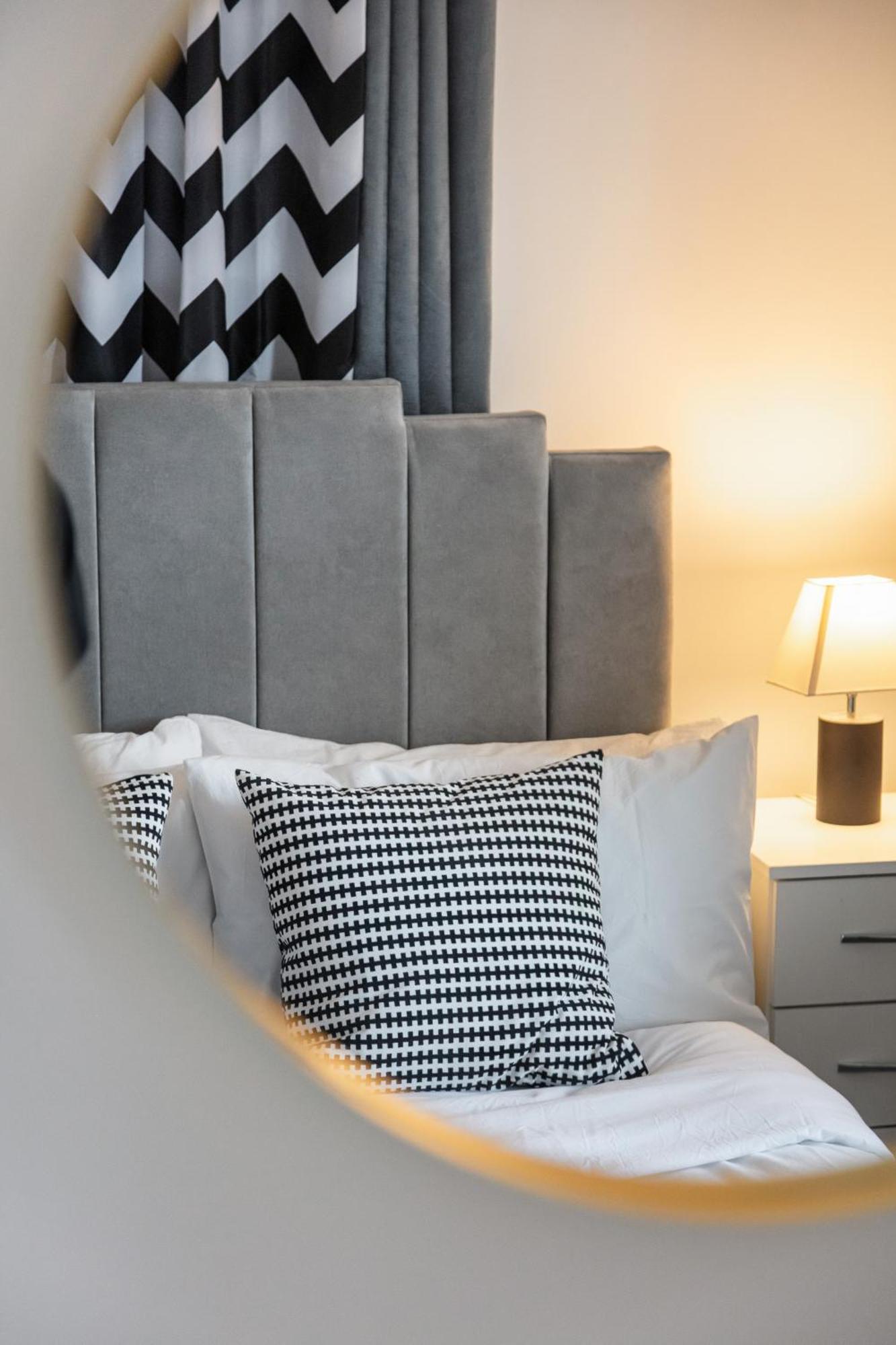 Modern 4br Ground Floor In Prime Mk Location, Walking Distance From Cmk Train Station, Close To Mk Amenities, 2 Bathrooms, Free Parking-managed By Chique Ltd * Milton Keynes