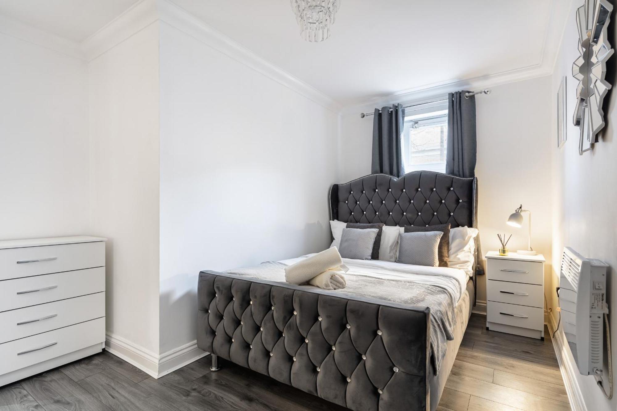 Apartment Modern 4br Ground Floor In Prime Mk Location, Walking Distance From Cmk Train Station, Close To Mk Amenities, 2 Bathrooms, Free Parking-managed By Chique Ltd